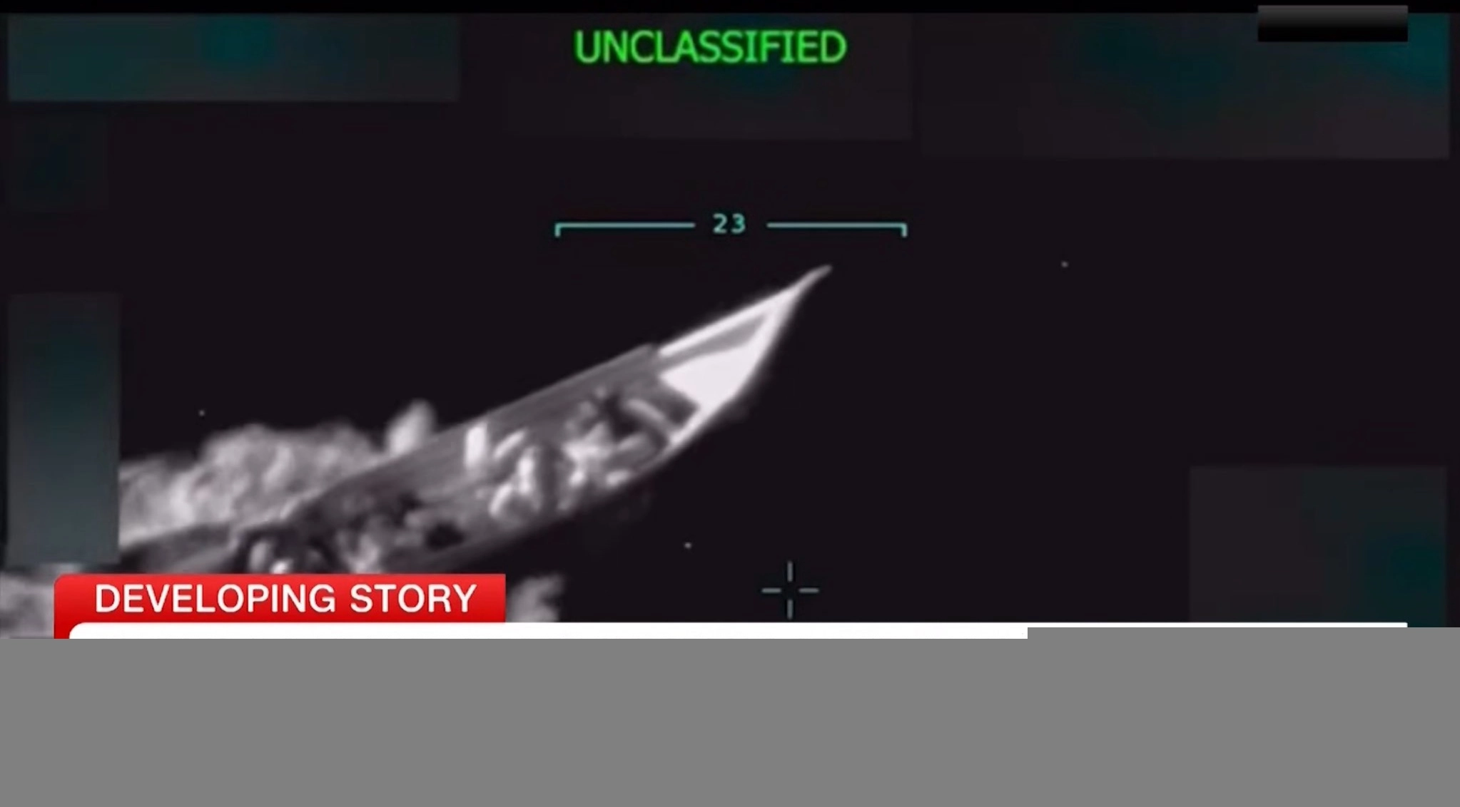 미군이 지난 9월 카리브해에서 마약 운반선으로 의심되는 보트를 공습한 뒤, 생존자들까지 추가 공격으로 살해했다는 사실이 뒤늦게 드러났다. 사진은 도널드 트럼프 미국 대통령이 15일(현지시간) 베네수엘라 마약선을 공습했다며 공개한 영상의 한 장면을 활용한 28일 CNN방송의 관련 보도. 2025.11.28 CNN