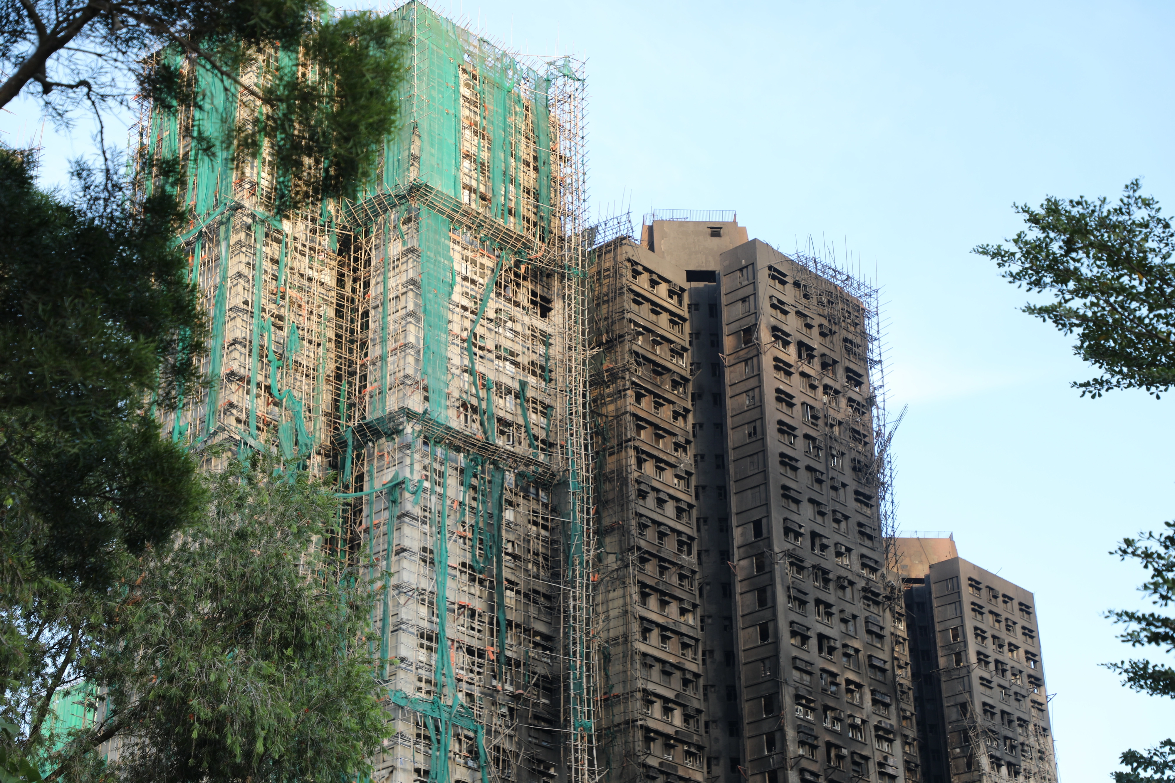 대형 화재가 발생한 홍콩 북부 타이포의 고층 아파트 단지 ‘웡 푹 코트’에 화마의 흔적이 남아 있다. 2025.11.29 연합뉴스