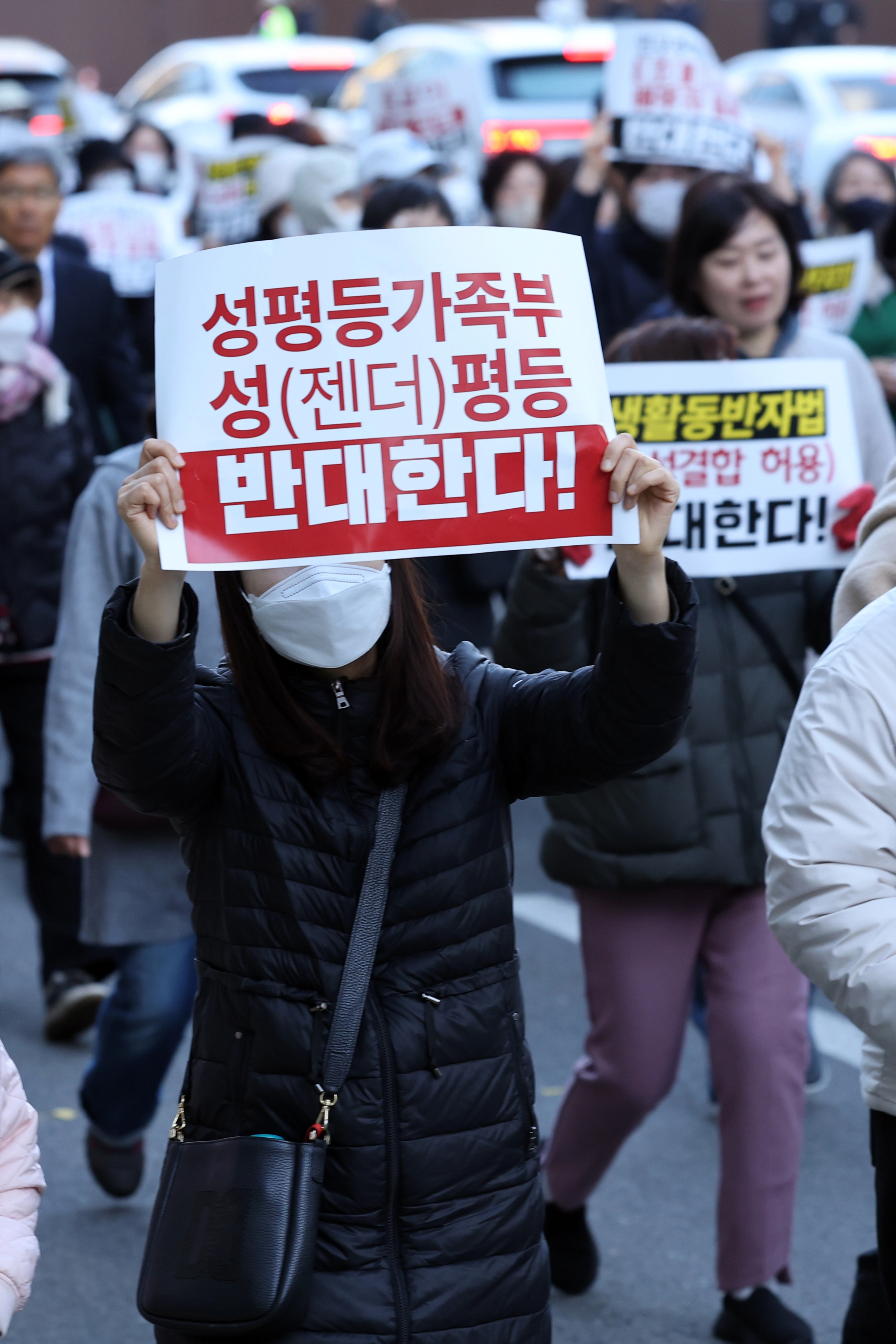 광주 기독교 보수 단체 ‘성평등 반대’  29일 광주 동구 금남로 일대에서 퀴어문화축제 반대 및 차별금지법 제정 규탄 집회에 참석한 기독교 보수 성향 단체 회원들이 거리 행진을 하고 있다. 2025.11.29 연합뉴스