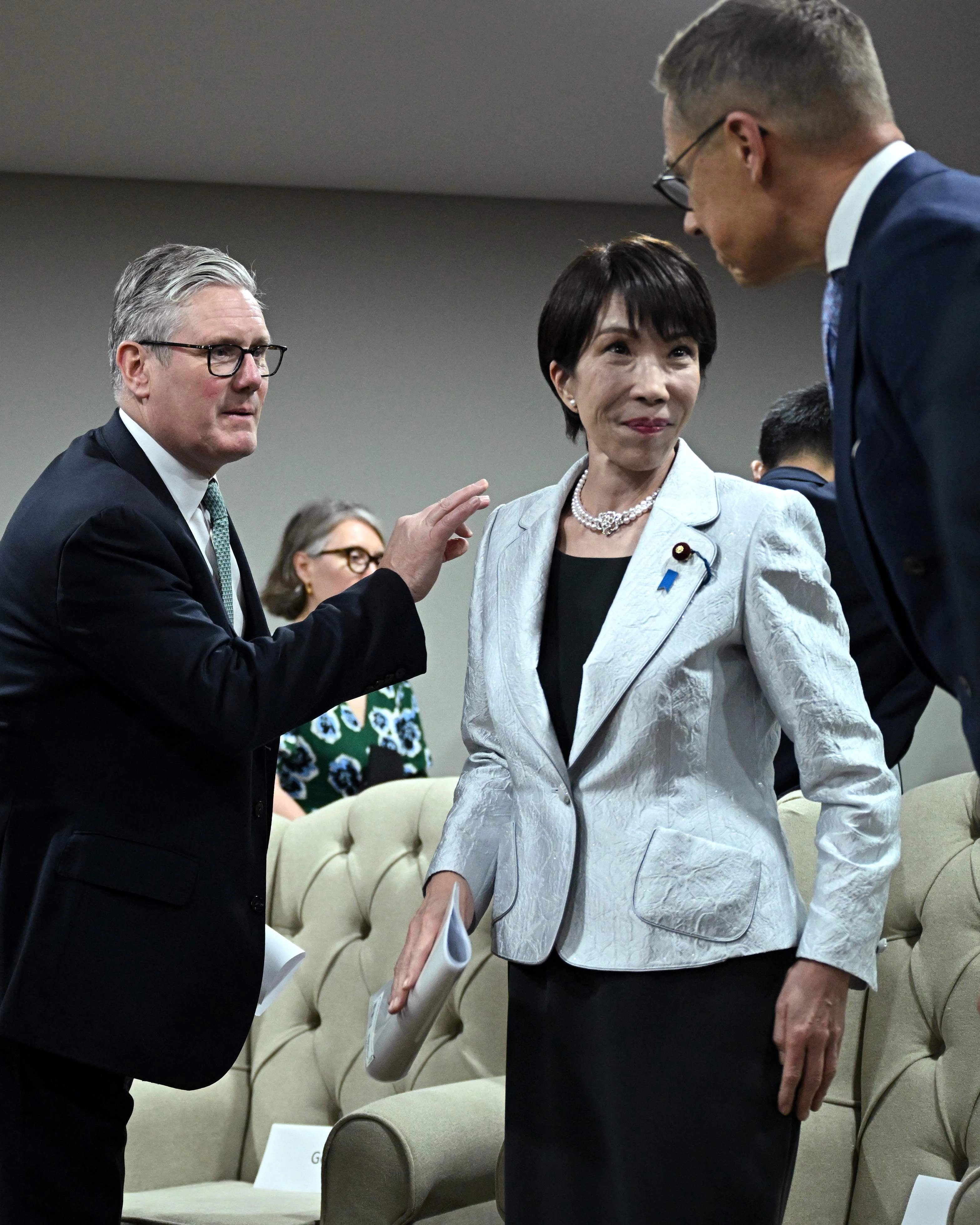 키어 스타머 영국 총리와 다카이치 사나에 일본 총리, 알렉산데르 스투브 핀란드 대통령이 22일(현지시간) 남아프리카공화국 요하네스버그에서 열린 주요 20개국(G20) 정상회의에서 대화하고 있다. 2025.11.22 요하네스버그 AFP 연합뉴스