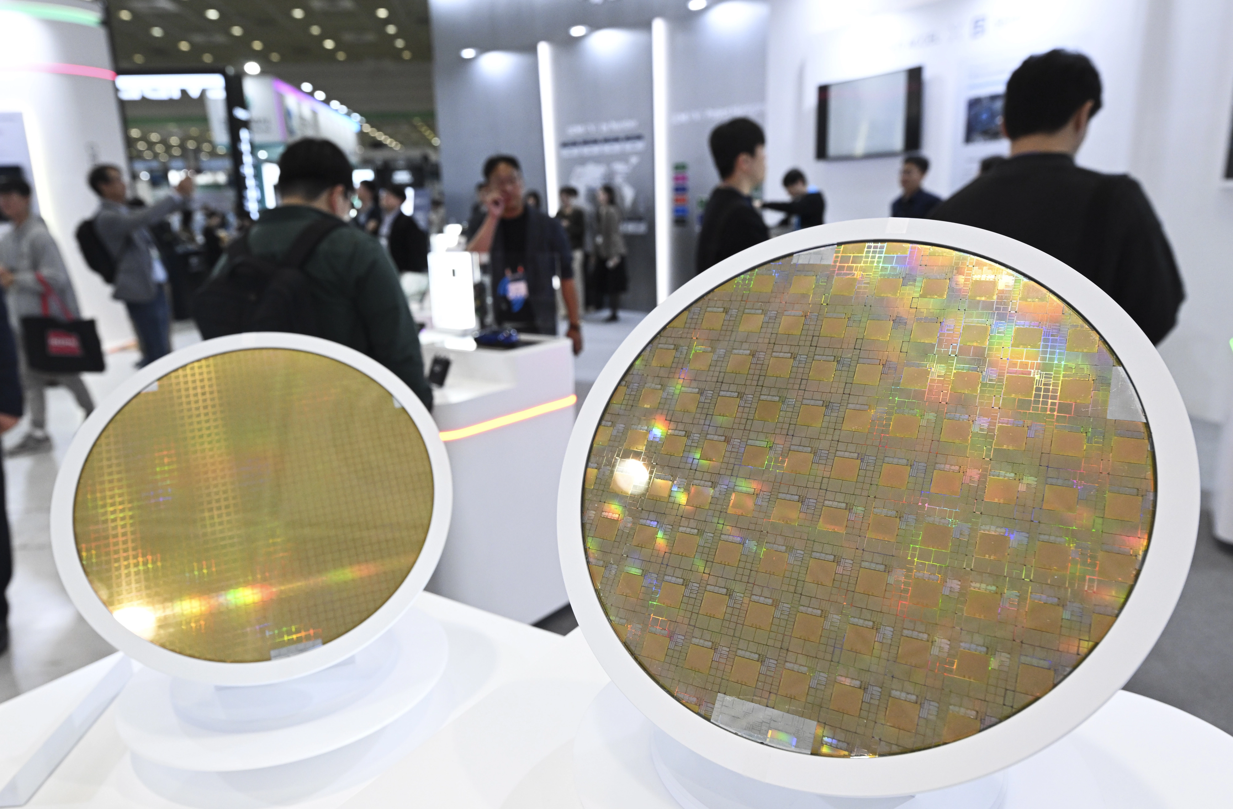 22일 서울 강남구 코엑스에서 열린 제27회 반도체대전(SEDEX 2025)를 찾은 관람객들이 부스를 둘러보고 있다. 2025.10.22 이지훈 기자