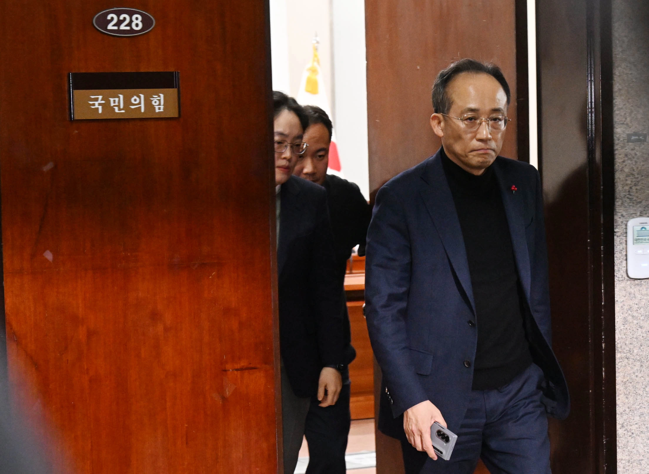 국민의힘 추경호 원내대표가 4일 오전 서울 여의도 국회에서 열린 비공개 최고위원회의를 마친 뒤 의원총회장으로 이동하고있다. 2024.12.4. 안주영 전문기자