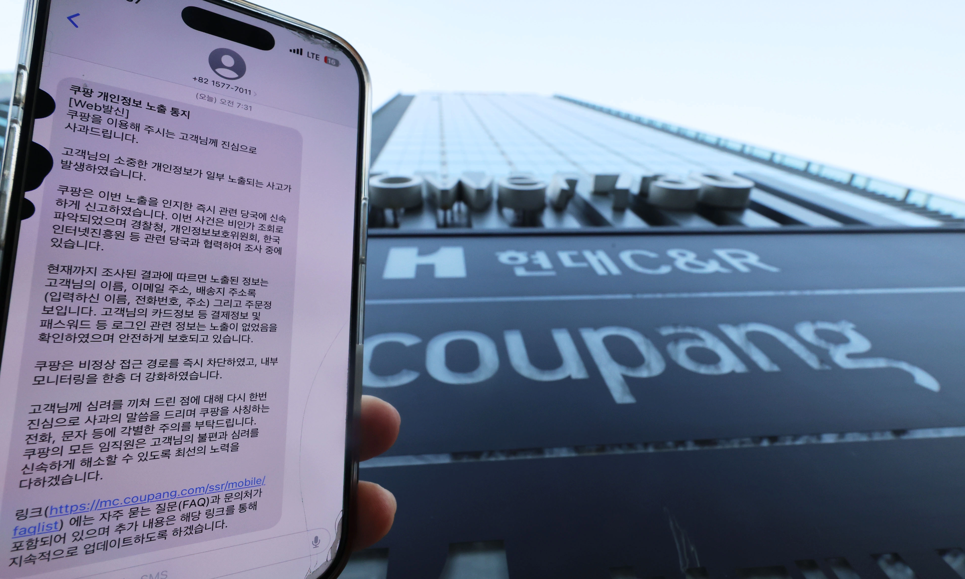 [서울=뉴시스] 권창회 기자 = 30일 오전 서울 송파구 쿠팡 본사 모습. 쿠팡의 사실상 모든 고객 개인정보가 유출됐다. 쿠팡은 고객 계정 3370만개가 무단으로 노출된 것으로 확인됐다고 밝혔다. 당초 쿠팡은 지난 18일 4500개 계정의 개인정보가 노출된 사실을 인지했다고 발표했는데, 11일 만에 노출 계정이 약 7500배 늘어난 것이다. 2025.11.30. kch0523@newsis.com