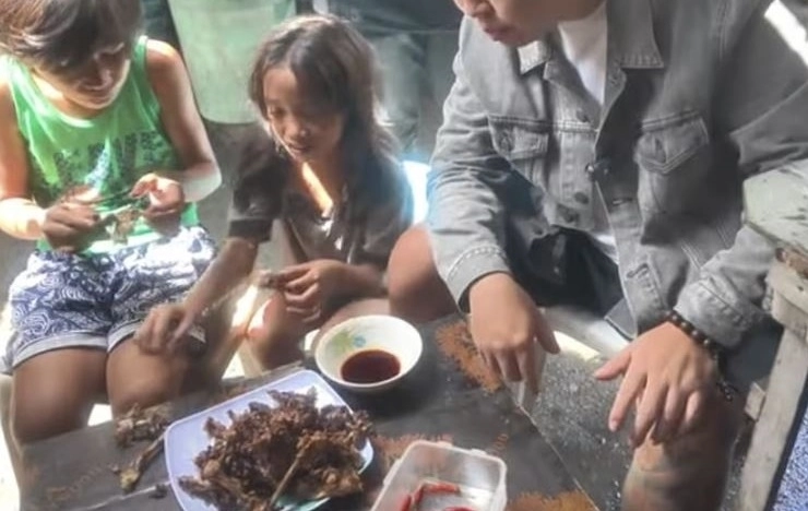 중국 인플루언서가 현지 어린이들과 함께 파그파그를 먹고 있다. 더우인