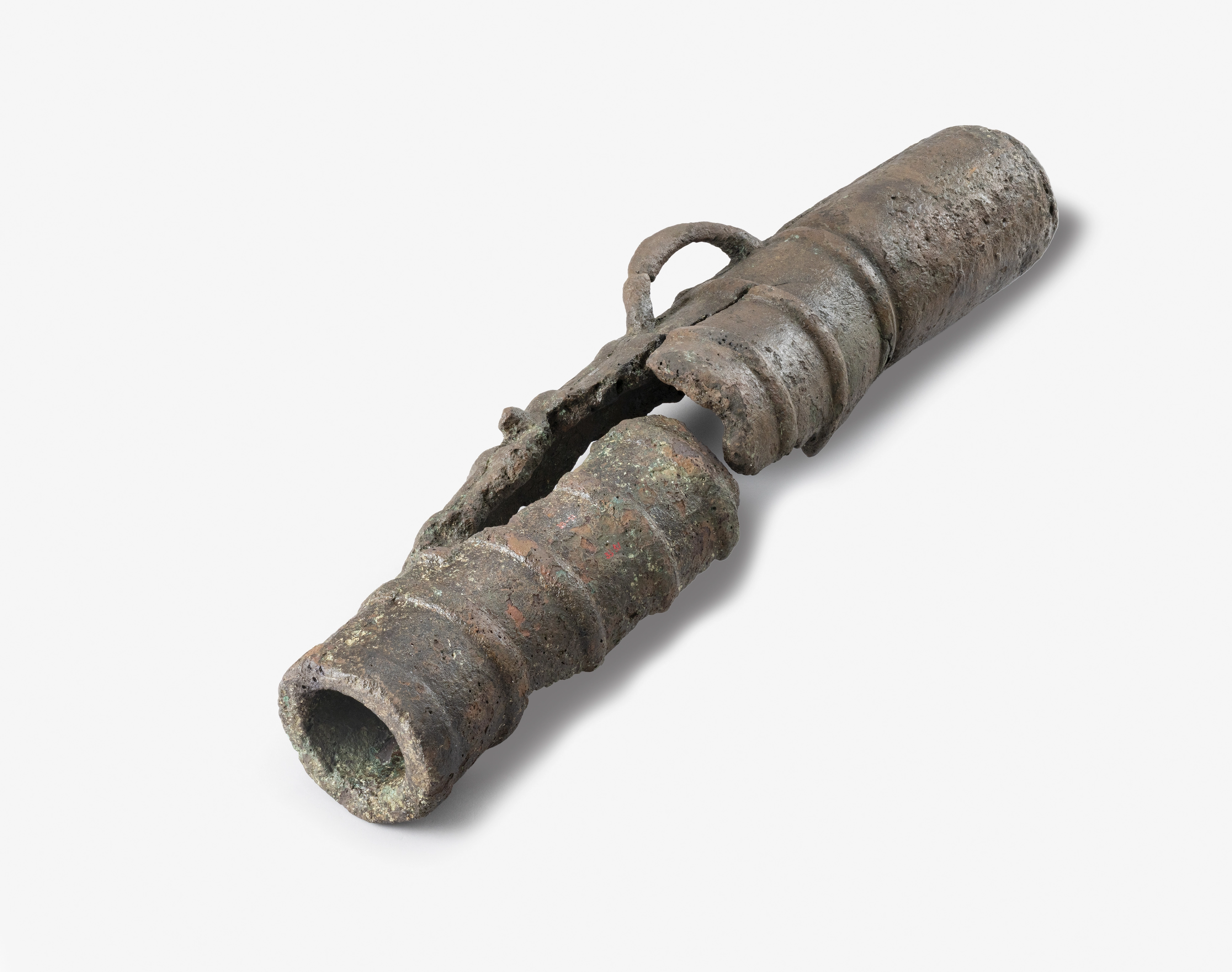 노량해역에서 출수된 지자총통 파편. 해군사관학교박물관과 국립광주박물관에서 따로 보관했는데 이번 전시를 통해 두 파편이 하나의 총통이라는 게 드러났다.
국립중앙박물관