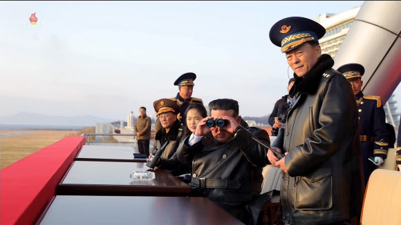 ‘시위비행’ 참관하는 김정은과 주애