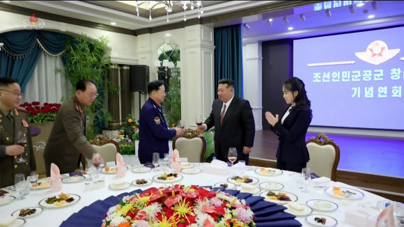 북한 ‘공군 창설 80주년’ 연회에 참석한 김정은과 딸 주애