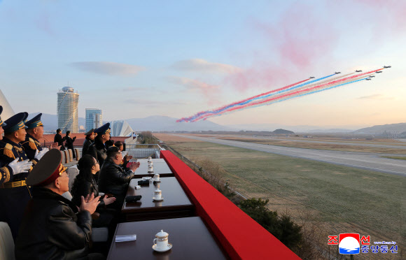 김정은, 북한 공군창설 80주년 기념행사 참석…주애 동행
