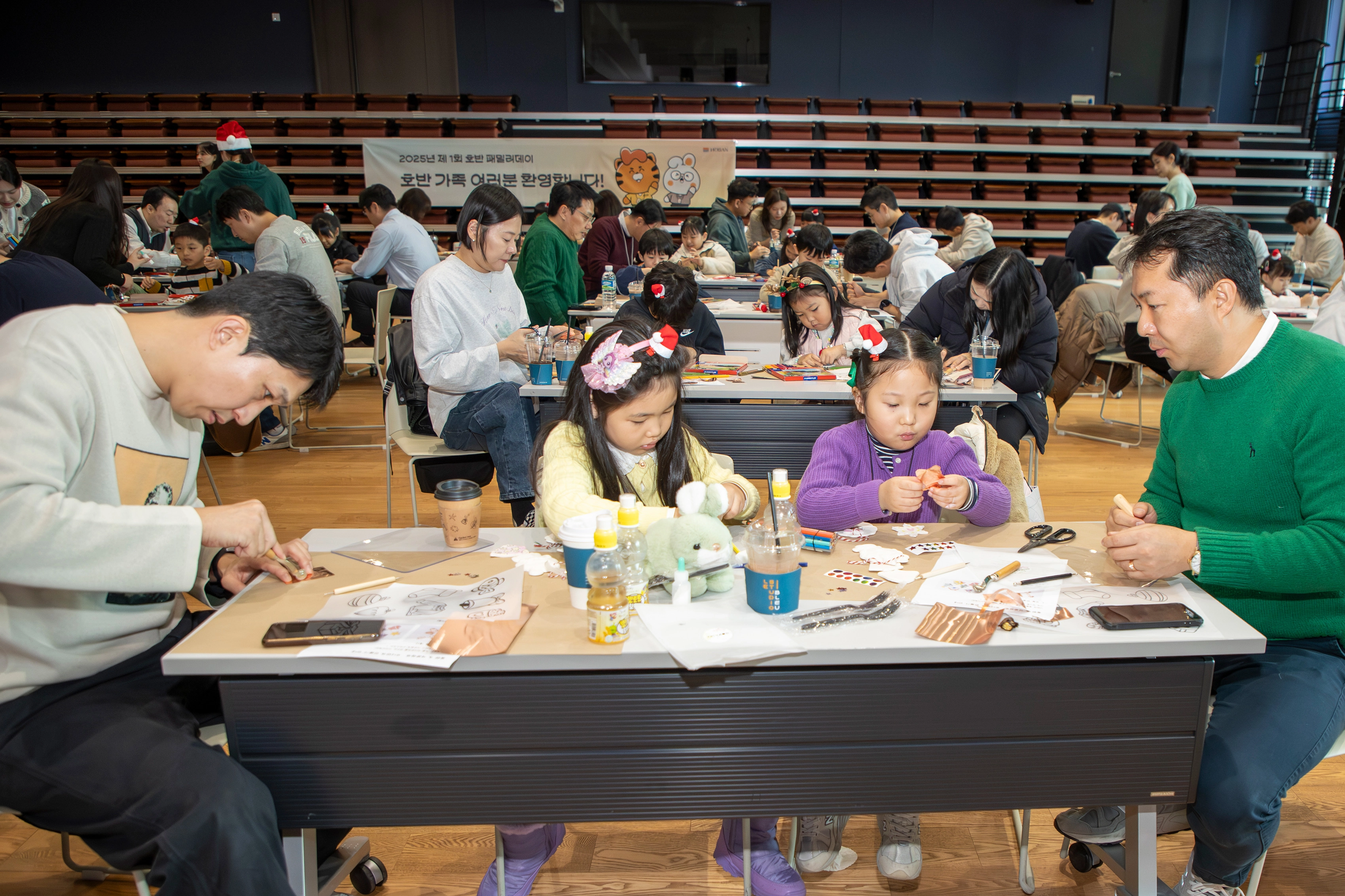 호반그룹 임직원과 가족들이 지난 28일 호반파크에서 진행된 ‘패밀리데이’ 행사에 참여해 크리스마스 트리 장식품을 만들고 있다.
호반그룹 제공
