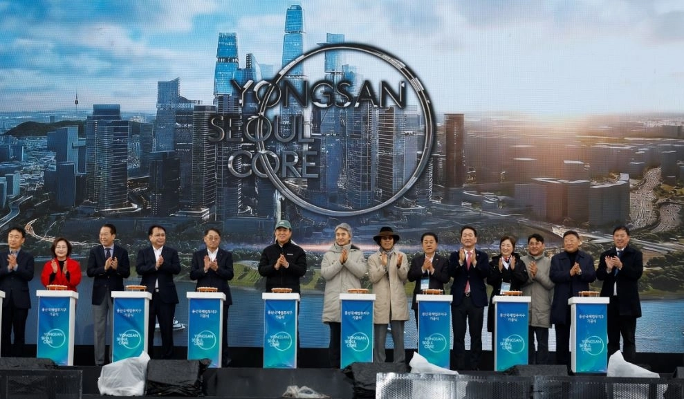 지난달 27일  용산국제업무지구 기공식에 참석한 김태수 위원장(오른쪽에서 다섯 번째)