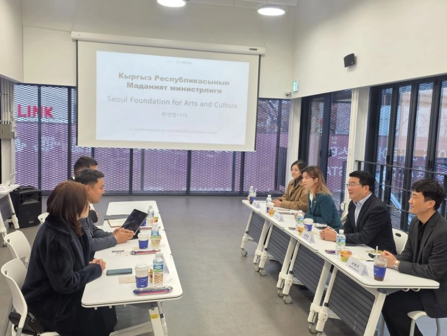 차담회 중인 아이수루 의원(오른쪽 위에서부터 두 번째)