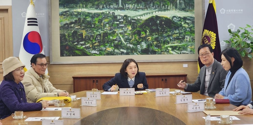 ‘정릉버스공영차고지 복합개발 현안 관련 의장–주민간담회’에서 회의를 주재한 최호정 의장(가운데)