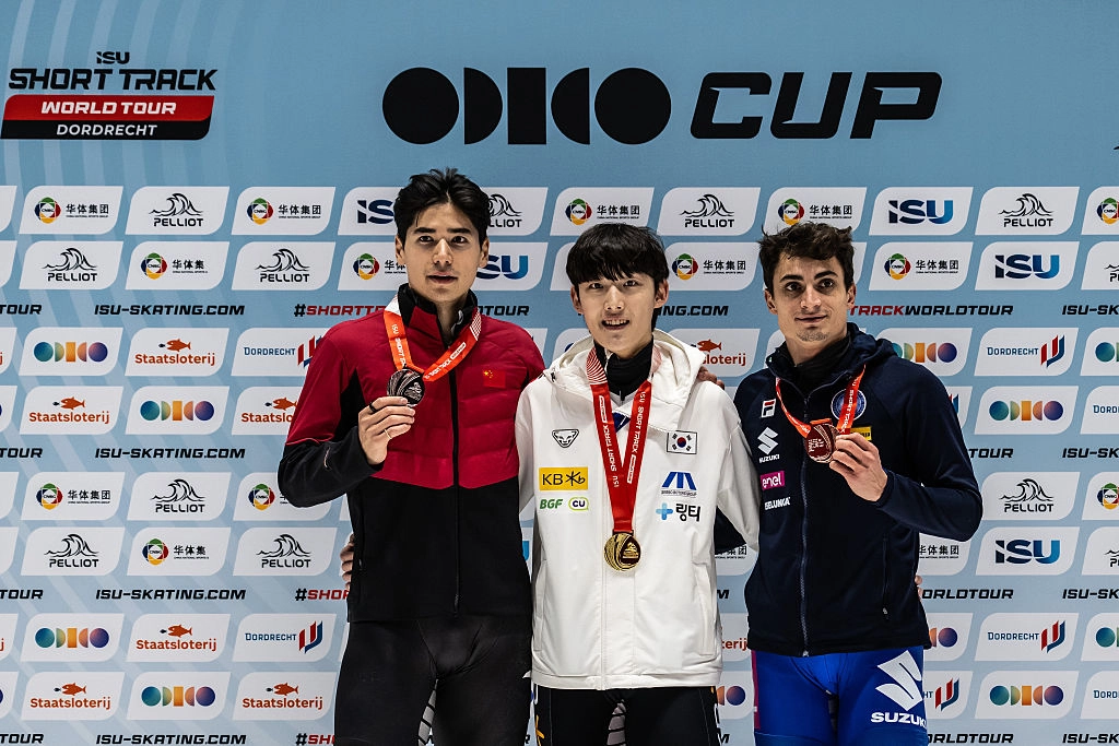 한국 쇼트트랙 국가대표 임종언이 1일(한국시간) 네덜란드 도르드레흐트의 스포르트불레바르에서 열린 2025~26 국제빙상경기연맹(ISU) 쇼트트랙 월드투어 4차 대회 남자 1000m 결선에서 우승한 뒤 2위 류샤오앙, 3위 피에트로 시겔과 기뻐하고 있다. ISU 제공