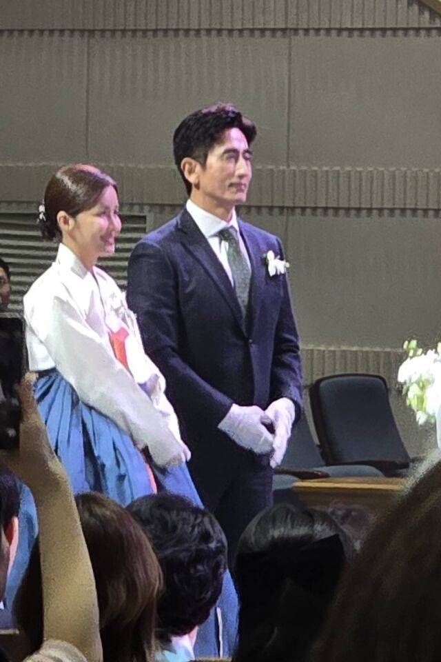 배우 신애라·차인표 부부의 첫째 아들 결혼식 현장. 수필가 최원현 페이스북
