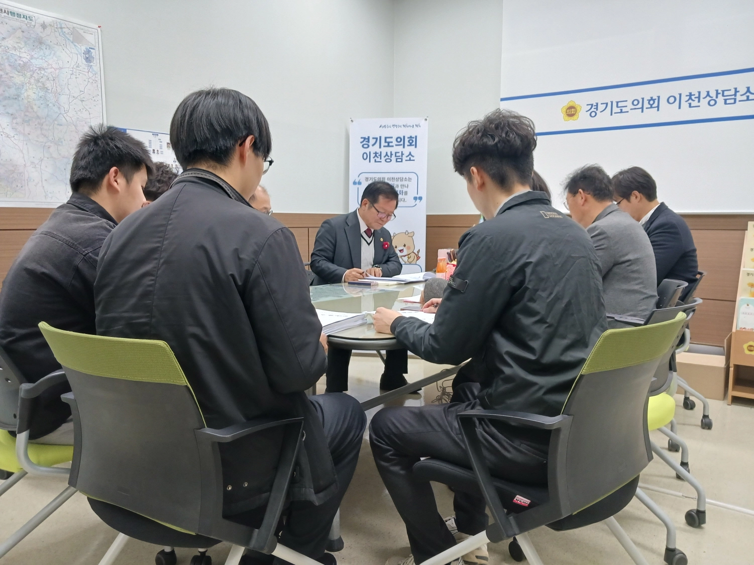 허원 의원과 김일중 의원이 11월 28일 도의회 이천상담소에서 이천교육지원청과 함께 2026년도 본예산(안) 편성 및 관내 학교 주요 현안 해결 방안을 논의하고 있다.(사진=경기도의회)