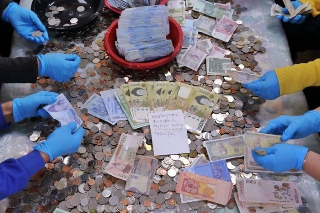 2025년도 하반기 정기 모금함 개함에서 발견된 익명의 기부자가 남긴 현금 110만원과 손편지. 2025.12.1 대한적십자사 부산지사 제공