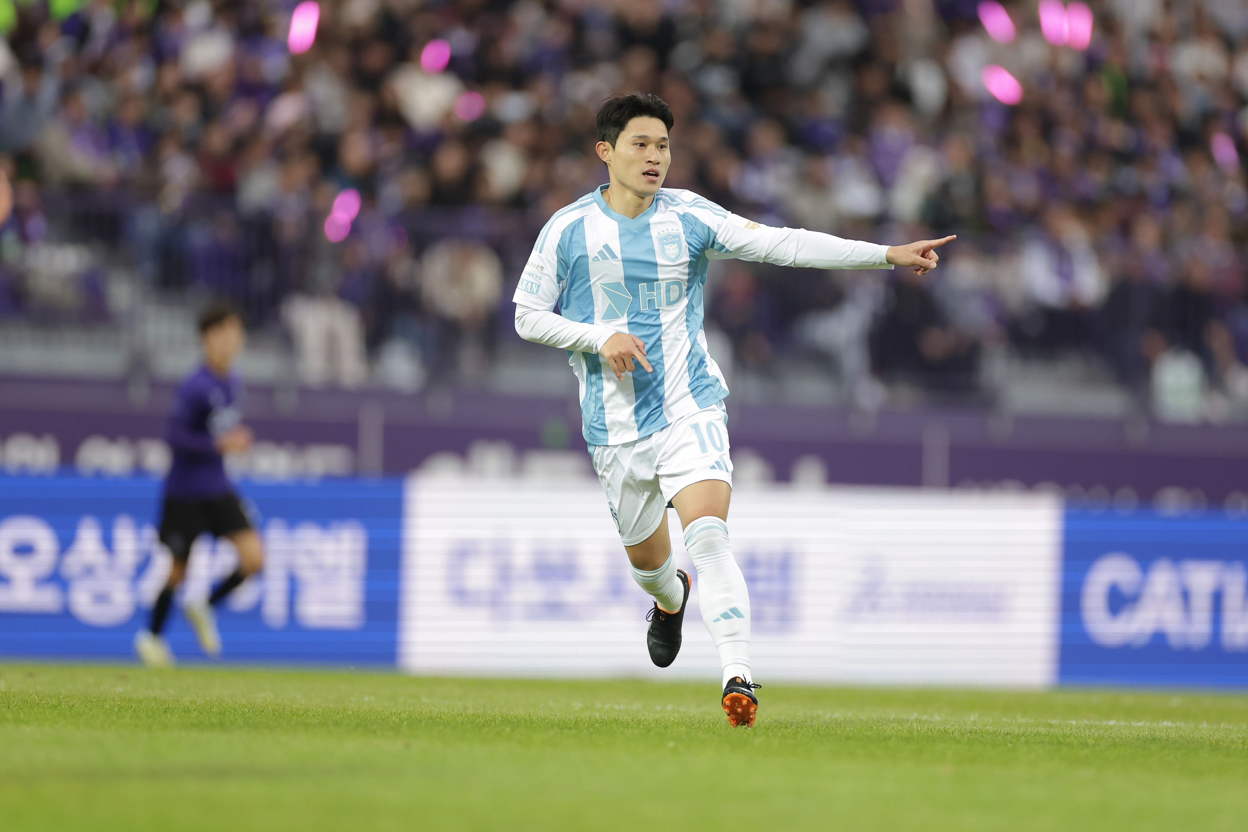 울산 HD 이동경이 지난달 1일 안양종합운동장에서 열린 2025 K리그1 35라운드 FC안양과의 원정 경기에서 달리고 있다. K리그 제공