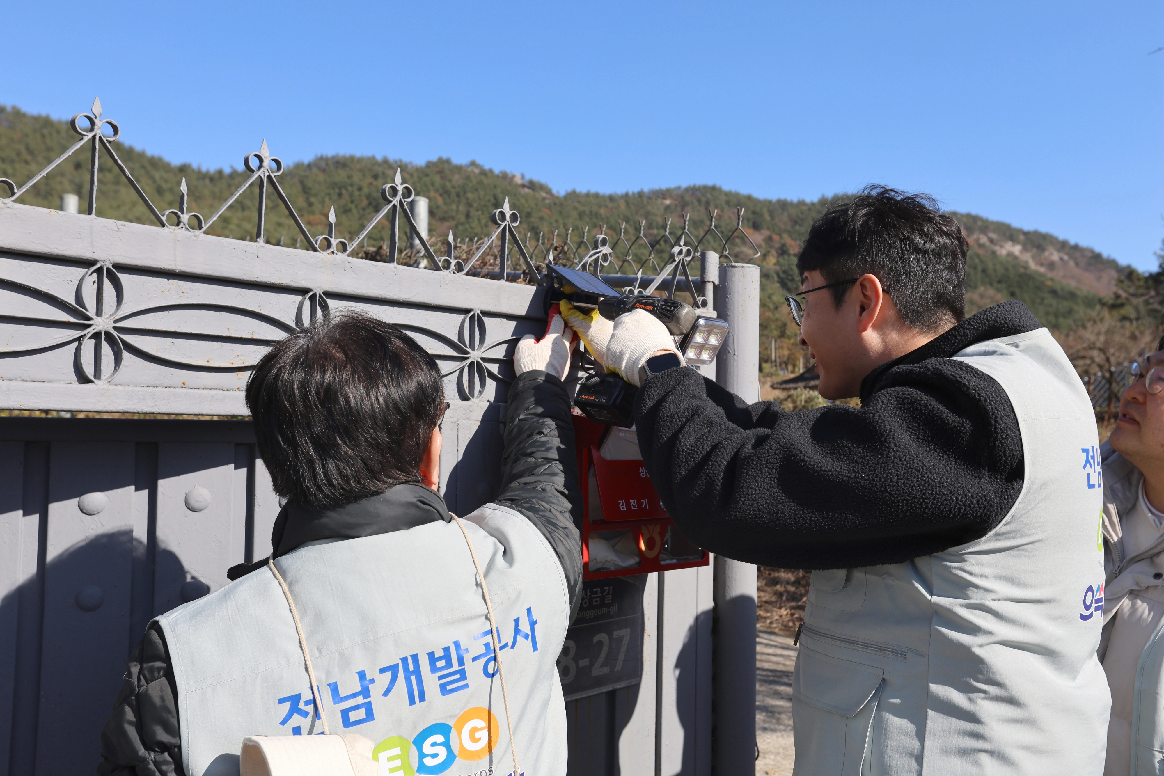 전남개발공사 사내 봉사단체인 으쓱 봉사단이 LED 조명등 설치 등 재능기부 봉사활동을 펼쳤다.