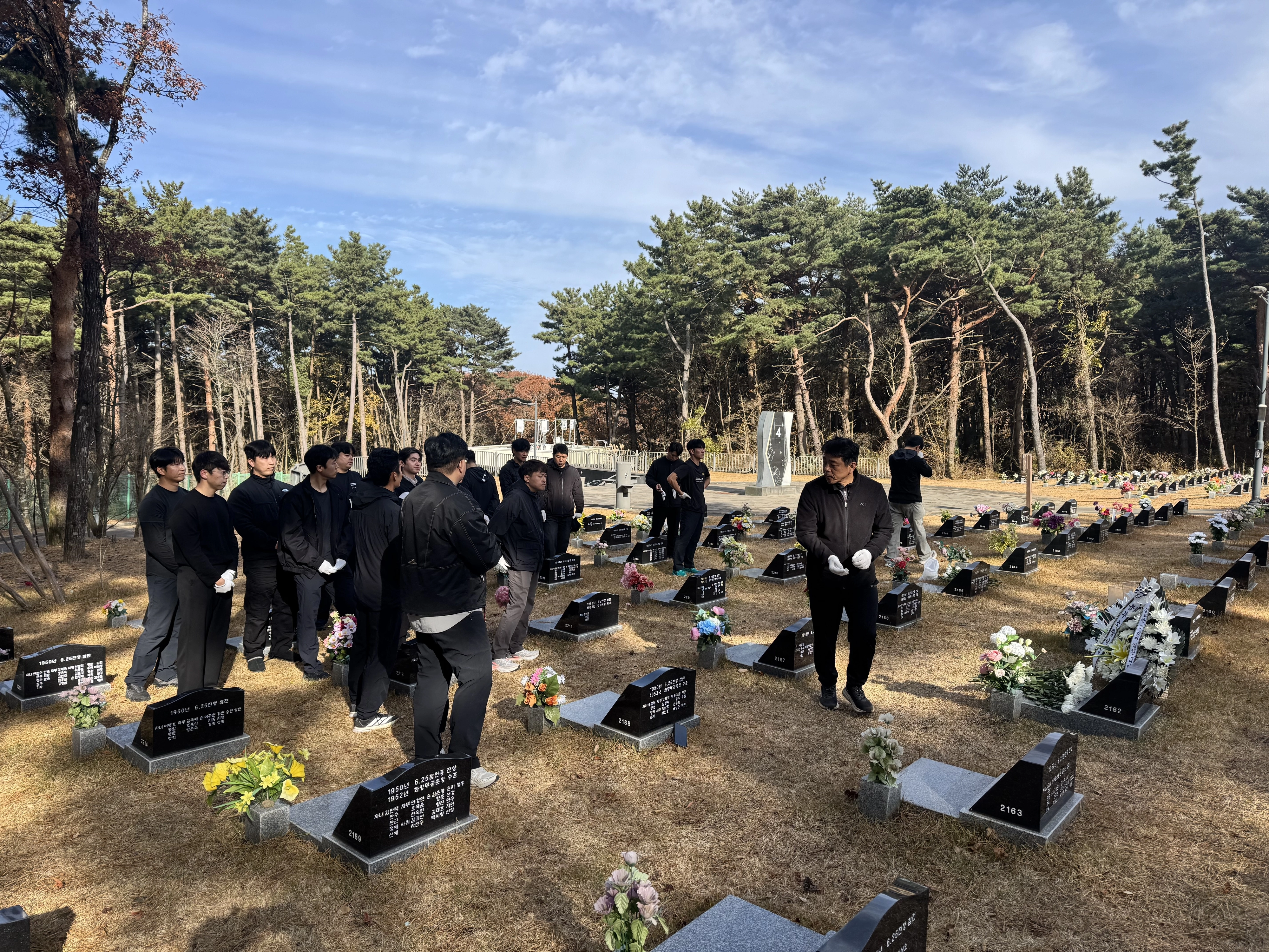 제주소방 트레일러닝 동호회 ‘온 트레일’은 1일 임성철 소방장 순직 2주기를 맞아 추모 메모리얼 트레일러닝 행사를 열었다. 사진은 제주국립호국원에서 임 소방장에게 헌화하고 묵념을 준비하는 모습. 제주도소방안전본부 제공