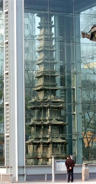 서울 종로구 원각사 터에 있는 국보 제2호 원각사지 십층석탑의 모습. 전체가 대리석으로 건조된 석탑은 높이가 12m에 달한다. 석탑의 훼손을 막기 위해 1999년 유리 보호각을 만들어 탑을 완전히 덮어씌웠다.  <br>연합뉴스