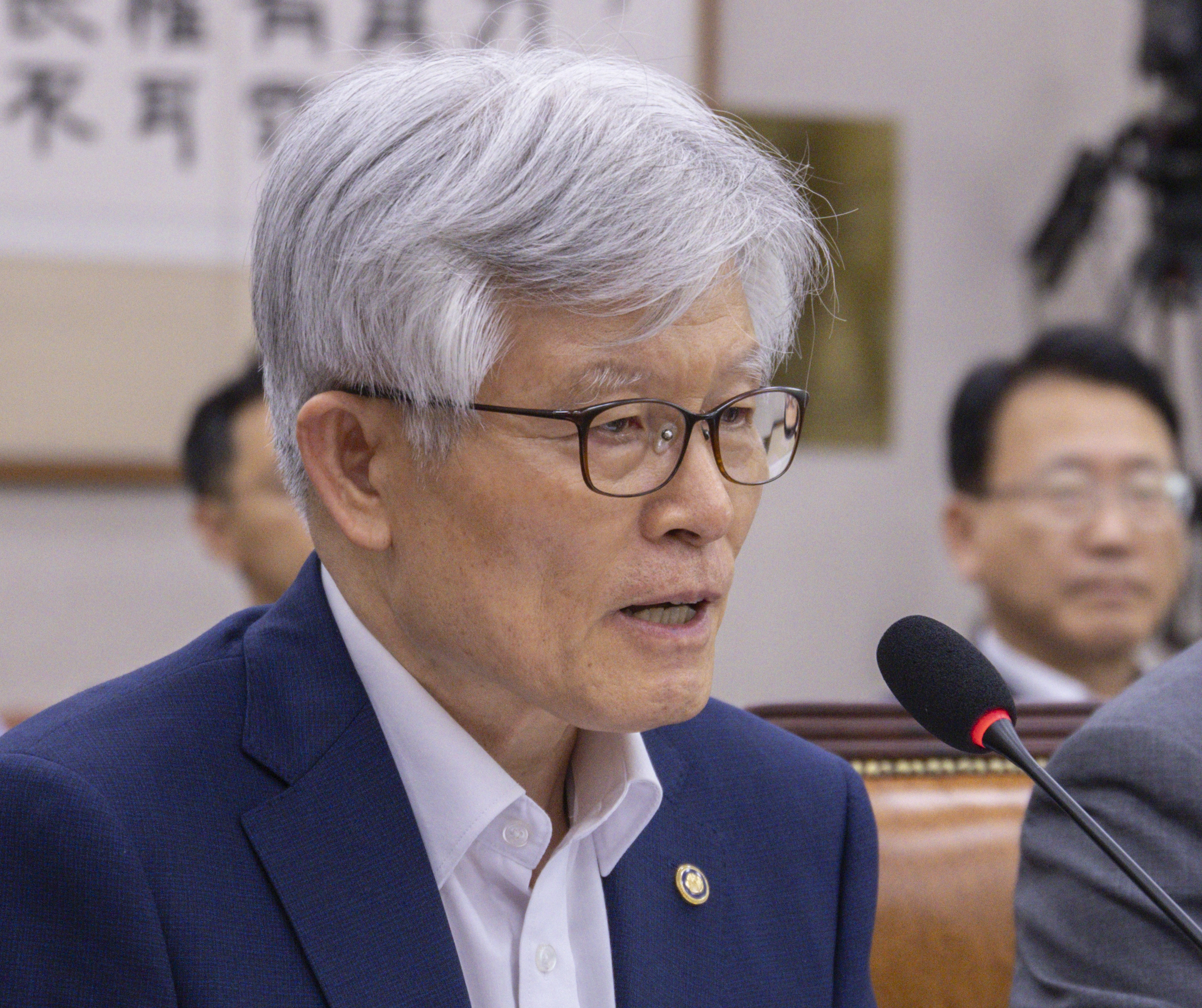 법사위에서 질의에 답하는 최동석 인사혁신처장
    (서울=연합뉴스) 황광모 기자 = 최동석 인사혁신처장이 22일 국회에서 열린 국회 법제사법위원회 전체 회의에 출석해 의원 질의에 답하고 있다. 2025.7.22
    hkmpooh@yna.co.kr