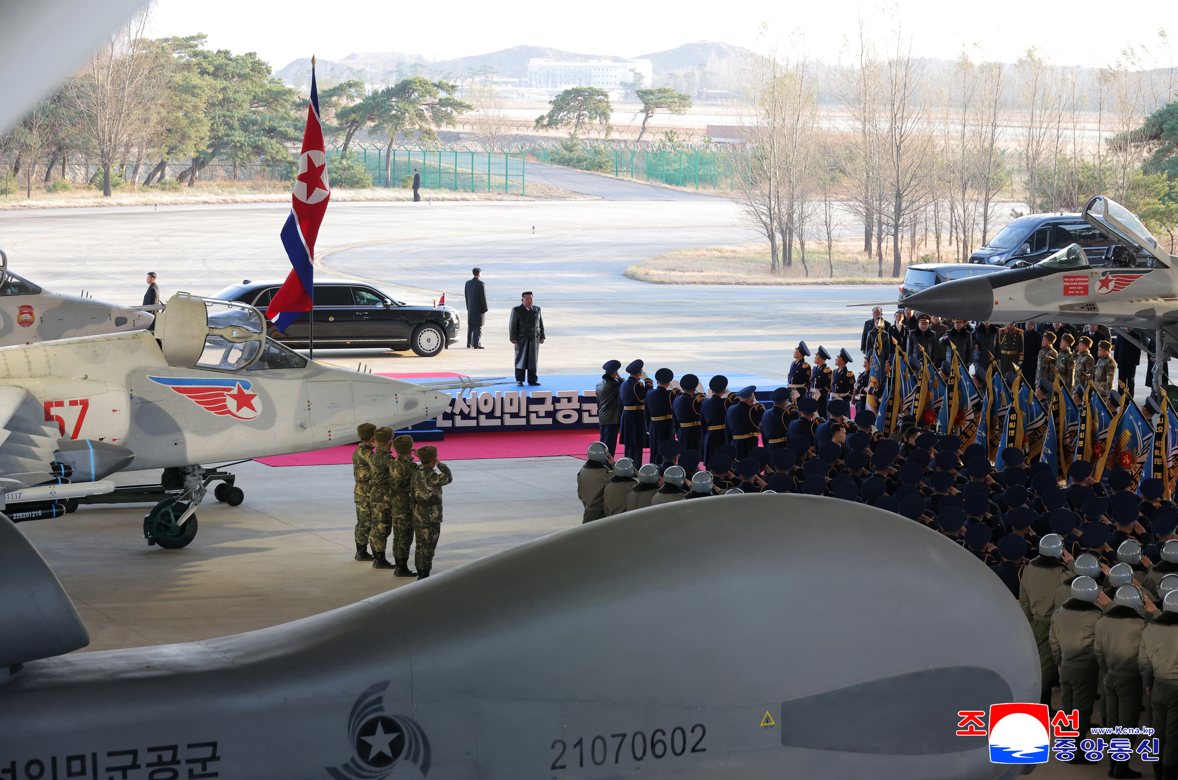 김정은 국무위원장이 딸 주애와 함께 지난 28일 제2공군사단 59길영조영웅연대 갈마비행장에서 북한 공군 창설 80주년 기념행사에 참석해 장병들을 치하하고 항공절 기념 공군 시위비행 및 기념보고대회와 기념공연을 관람했다고 조선중앙통신이 30일 보도했다. 2025.11.30 조선중앙통신