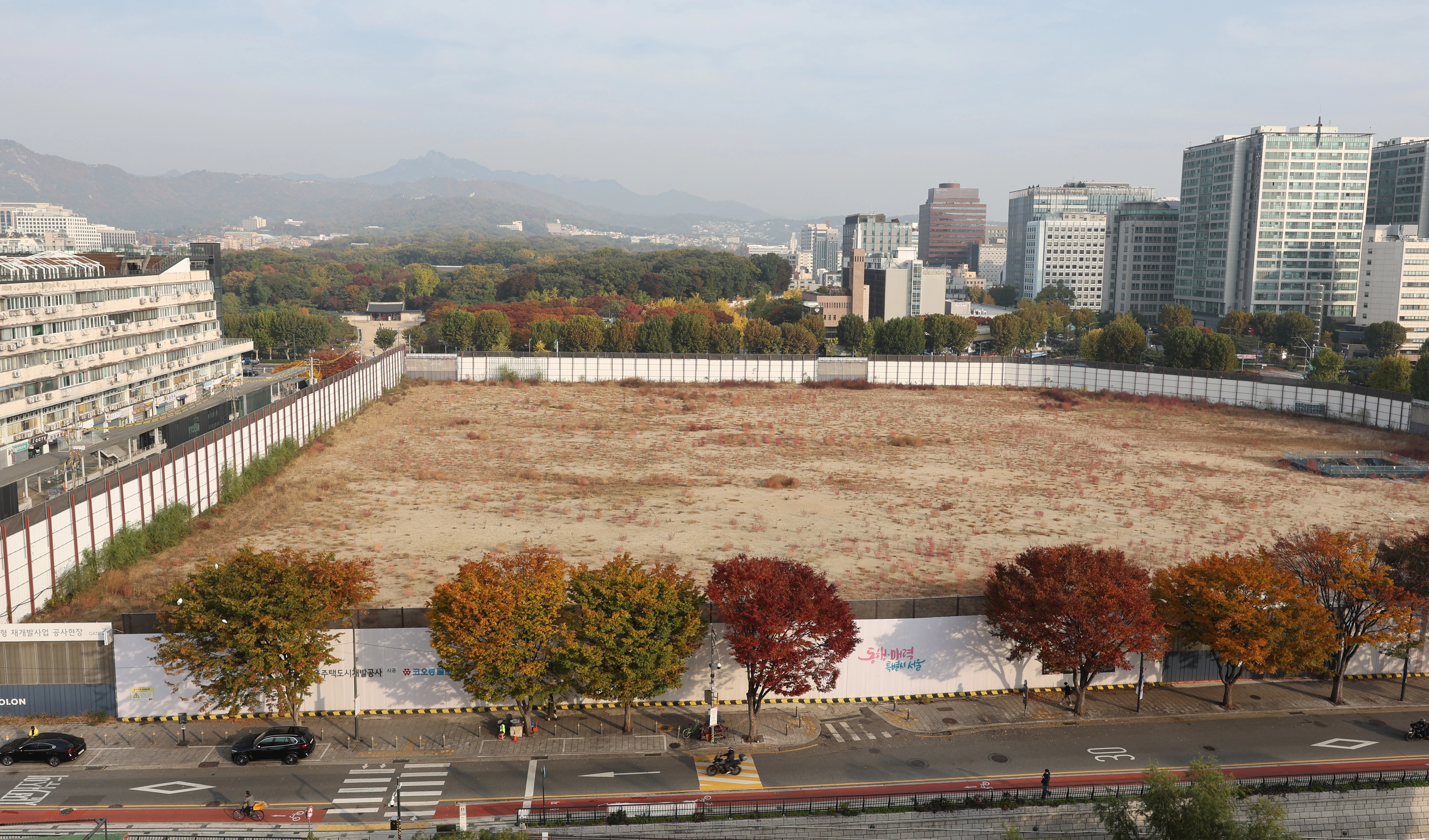 종묘 앞, 세운4구역 앞날은  서울 종로구 세운4구역의 토지 30%를 보유한 건설사가 땅을 매각하겠다고 1일 밝혔다 사진은 지난달 서울 종로구 세운4구역 모습. 
연합뉴스