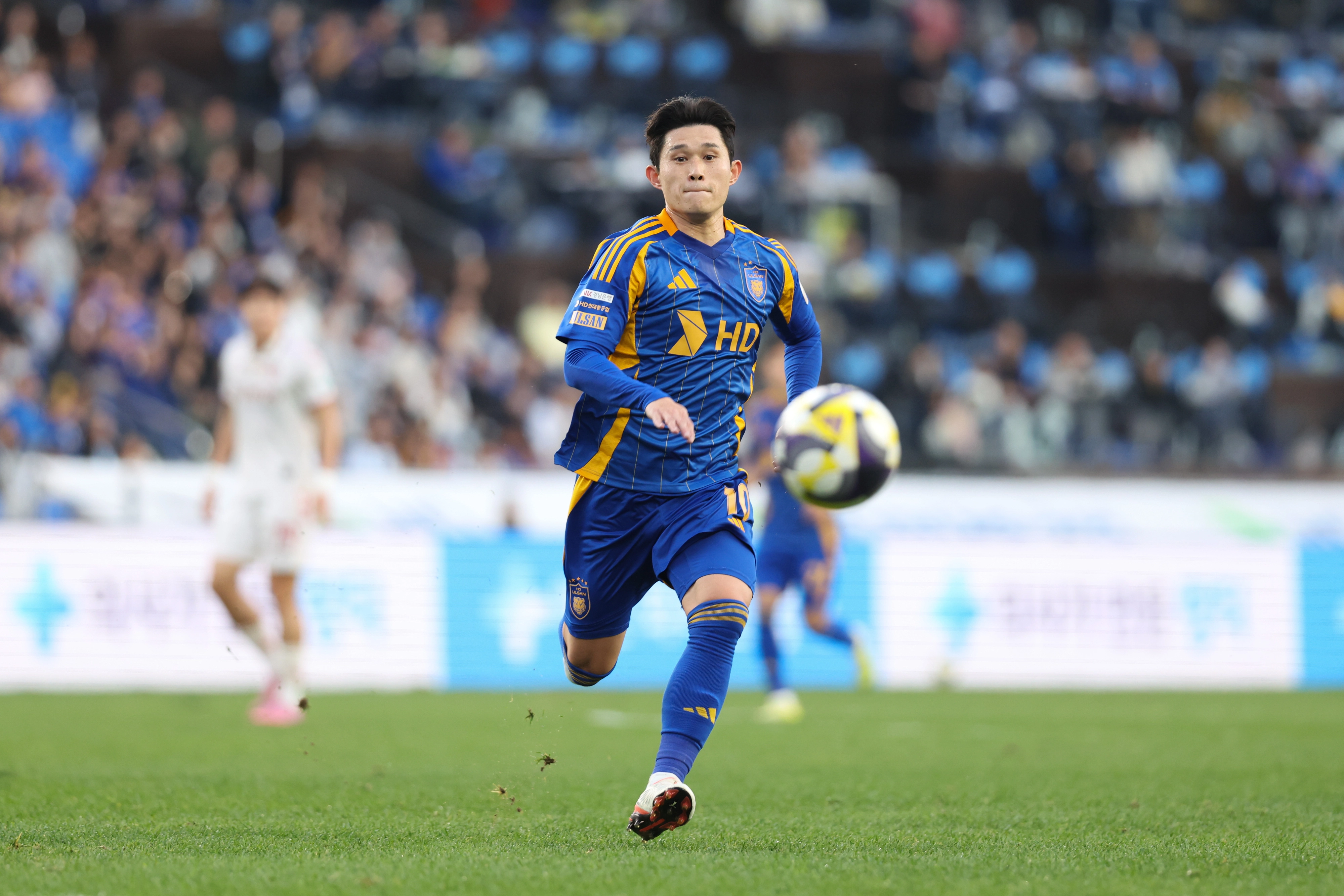 울산 HD 이동경이 지난달 9일 울산문수축구경기장에서 열린 2025 K리그1 수원FC와의 홈 경기에서 달리고 있다. K리그 제공