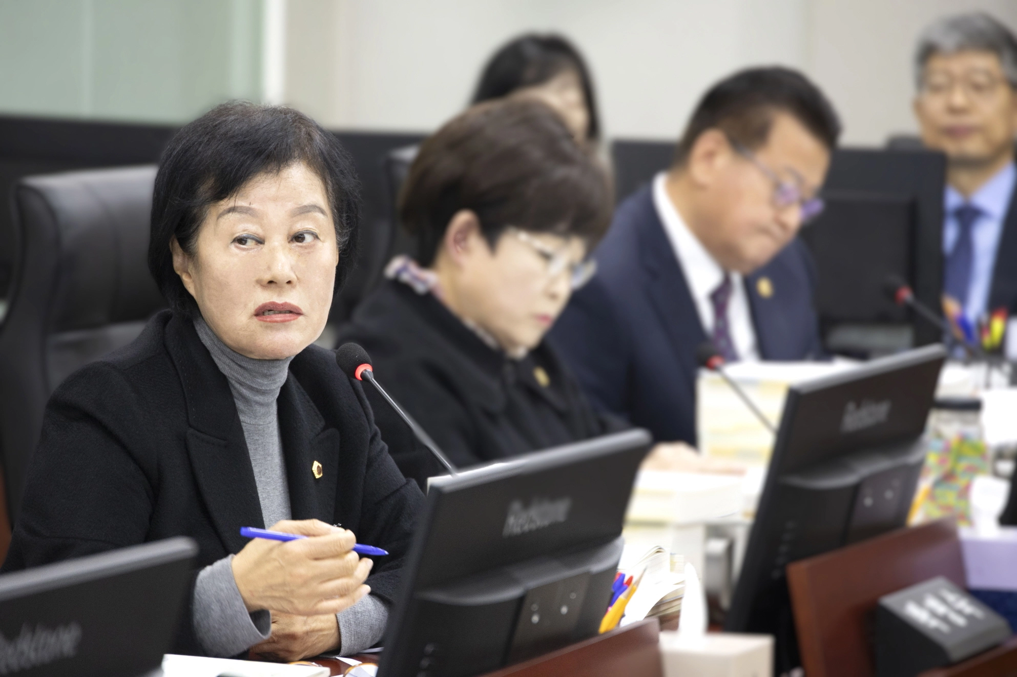 박명숙 의원이 1일 경기도교육청 교육비특별회계 예산안 심의에서 질의하고 있다.(사진=경기도의회)