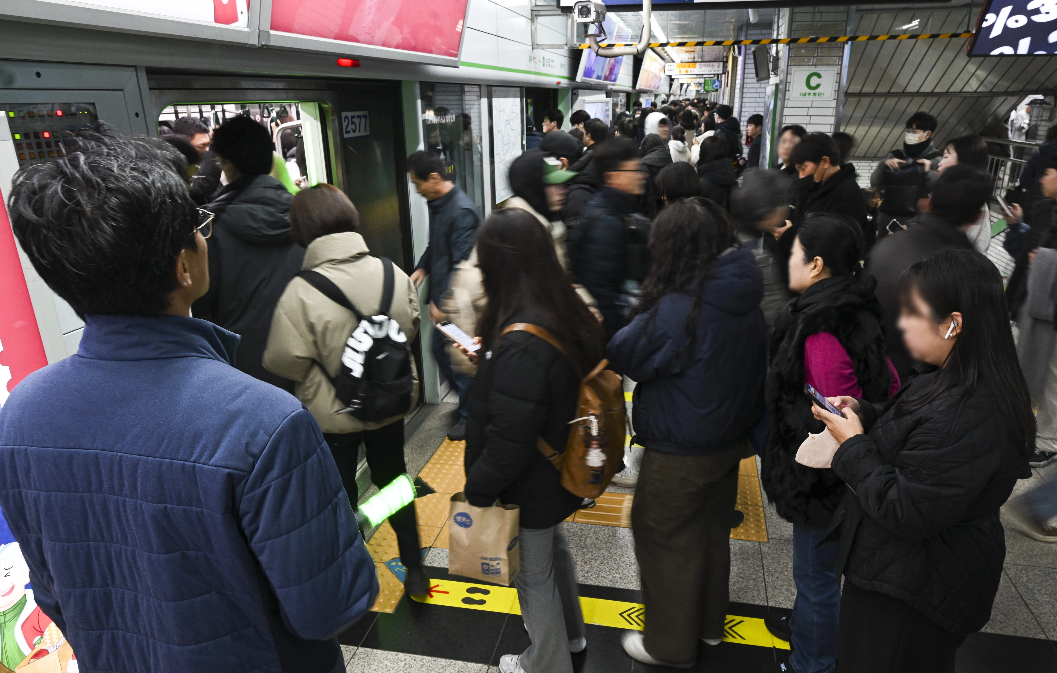 서울지하철 1∼8호선을 운영하는 서울교통공사 노동조합이 임금·단체협약(임단협) 협상 결렬로 준법 운행에 돌입한 1일 서울 구로구 신도림역 2호선 승강장에서 시민들이 열차를 타거나 내리고 있다. 2025.12.1 이지훈 기자