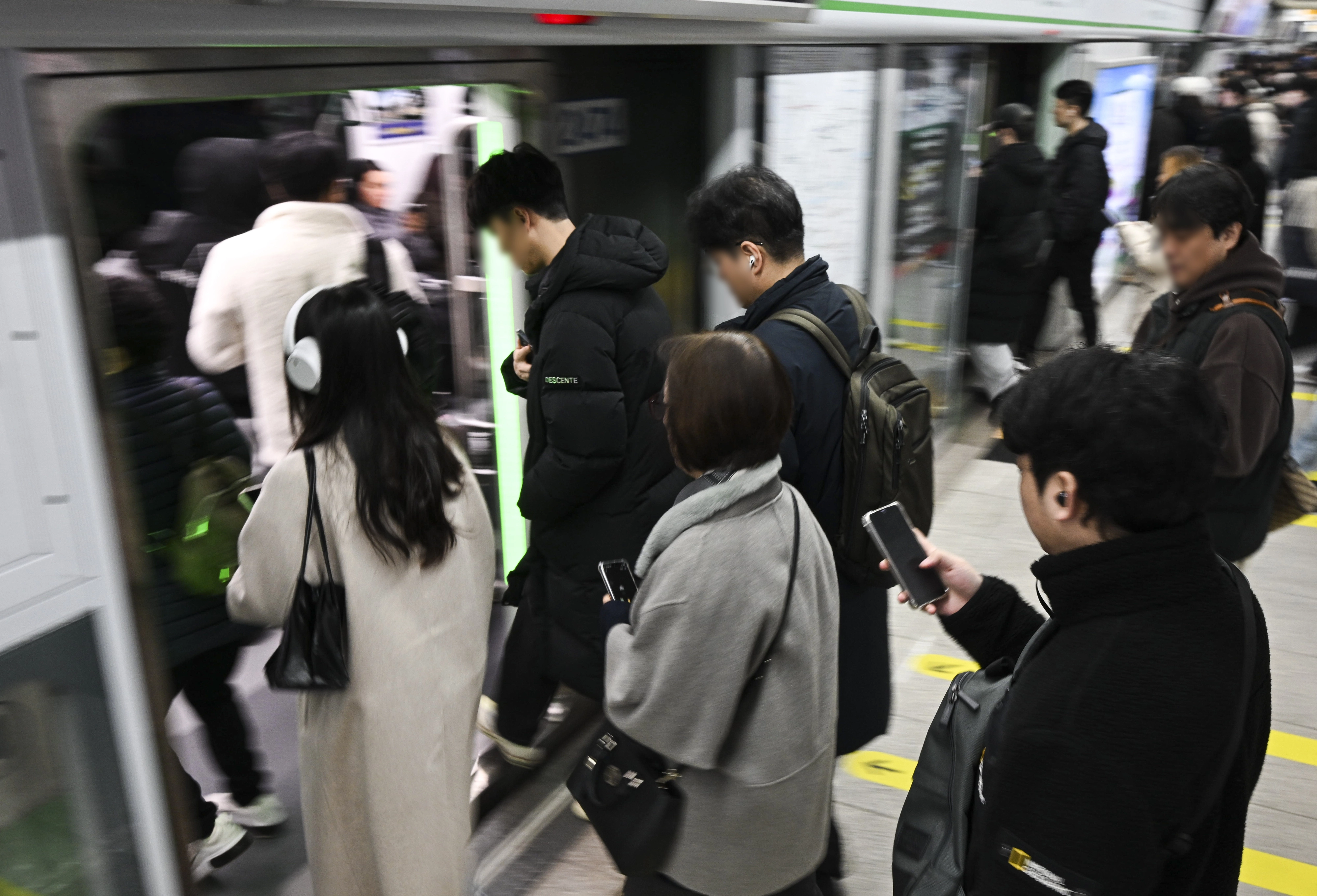 서울지하철 1∼8호선을 운영하는 서울교통공사 노동조합이 임금·단체협약(임단협) 협상 결렬로 준법 운행에 돌입한 1일 서울 구로구 신도림역 2호선 승강장에서 시민들이 열차를 타거나 내리고 있다. 2025.12.1 이지훈 기자