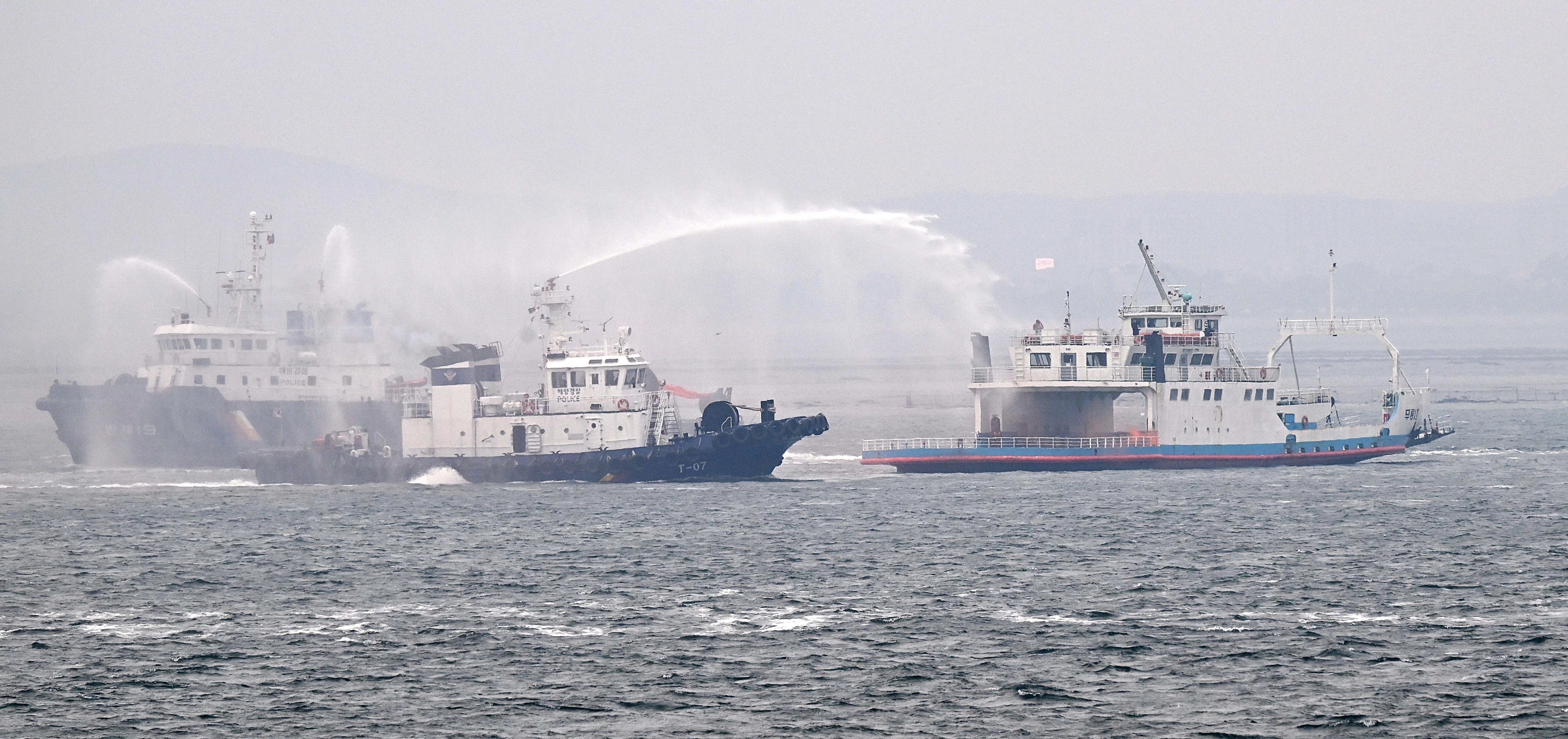 25일 인천 중구 인천항연안여객터미널 앞 바다에서 레디코리아(READY Korea) 4차 훈련 (선박충돌사고)이 진행되고 있다. 이번 훈련은 해무와 GPS 혼신으로 귀항 중이던 어선·차도선·군 선박 간 충돌이 발생하고, 이어 선박 화재·유류 유출과 100명 규모의 대규모 인명피해가 동반된 상황을 가정해 진행됐다.