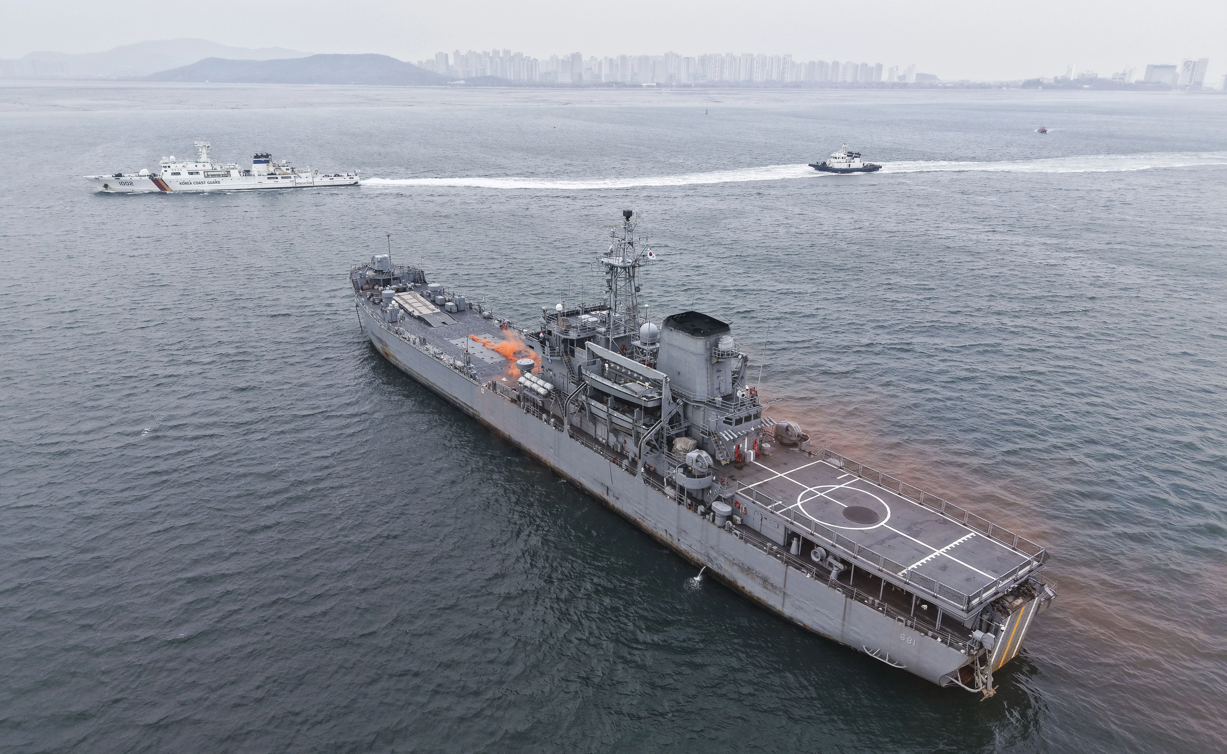 25일 인천 중구 인천항연안여객터미널 앞 바다에서 레디코리아(READY Korea) 4차 훈련 (선박충돌사고)이 진행되고 있다. 이번 훈련은 해무와 GPS 혼신으로 귀항 중이던 어선·차도선·군 선박 간 충돌이 발생하고, 이어 선박 화재·유류 유출과 100명 규모의 대규모 인명피해가 동반된 상황을 가정해 진행됐다.