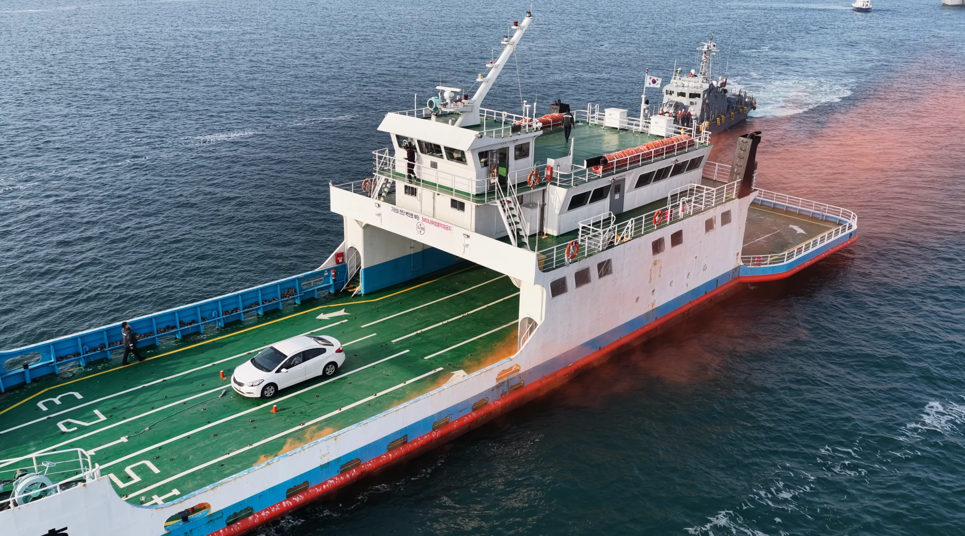 25일 인천 중구 인천항연안여객터미널 앞 바다에서 레디코리아(READY Korea) 4차 훈련 (선박충돌사고)이 진행되고 있다. 이번 훈련은 해무와 GPS 혼신으로 귀항 중이던 어선·차도선·군 선박 간 충돌이 발생하고, 이어 선박 화재·유류 유출과 100명 규모의 대규모 인명피해가 동반된 상황을 가정해 진행됐다.