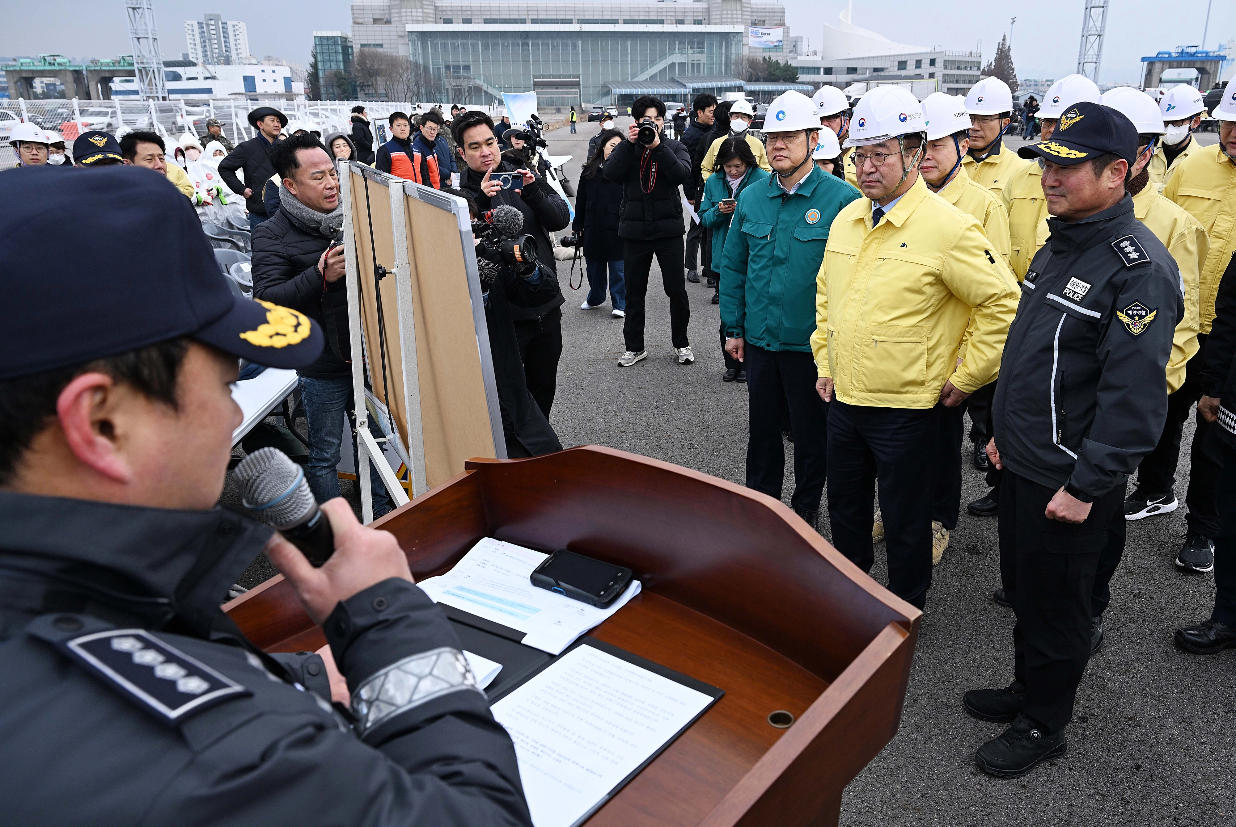 윤호중 행정안전부 장관이 25일 인천 중구 인천항연안여객터미널 앞 바다에서 열린 레디코리아(READY Korea) 4차 훈련(선박충돌사고)에서 사고 훈련 현황을 보고 받고 있다.