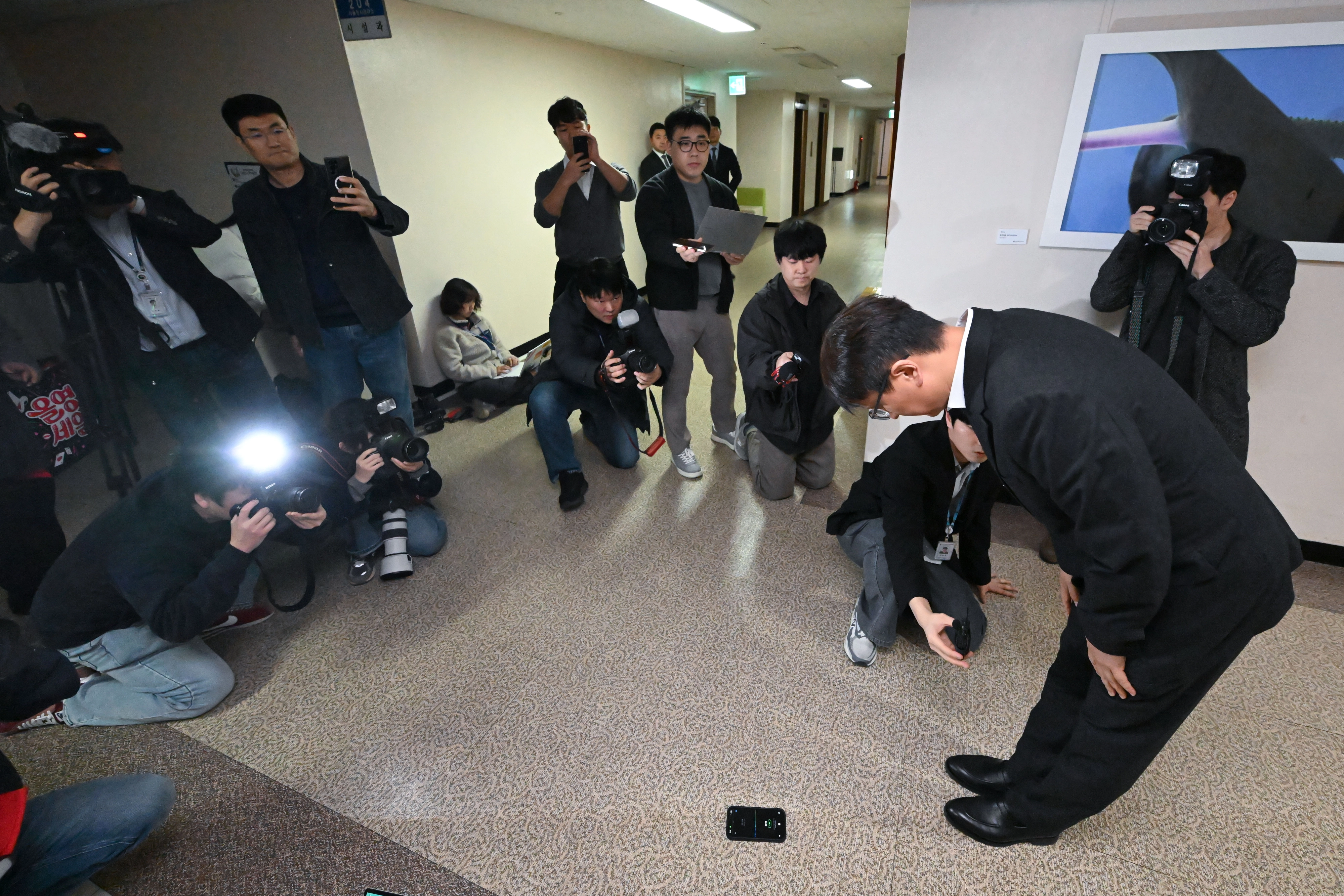 고개숙이는 박대준 쿠팡 대표  박대준 쿠팡 대표가 30일 서울 종로구 정부서울청사에서 열린 쿠팡 관련 긴급 관계부처 장관회의를 마치고 회의장 앞에서 취재진의 질의에 답변하고 있다. 이지훈 기자