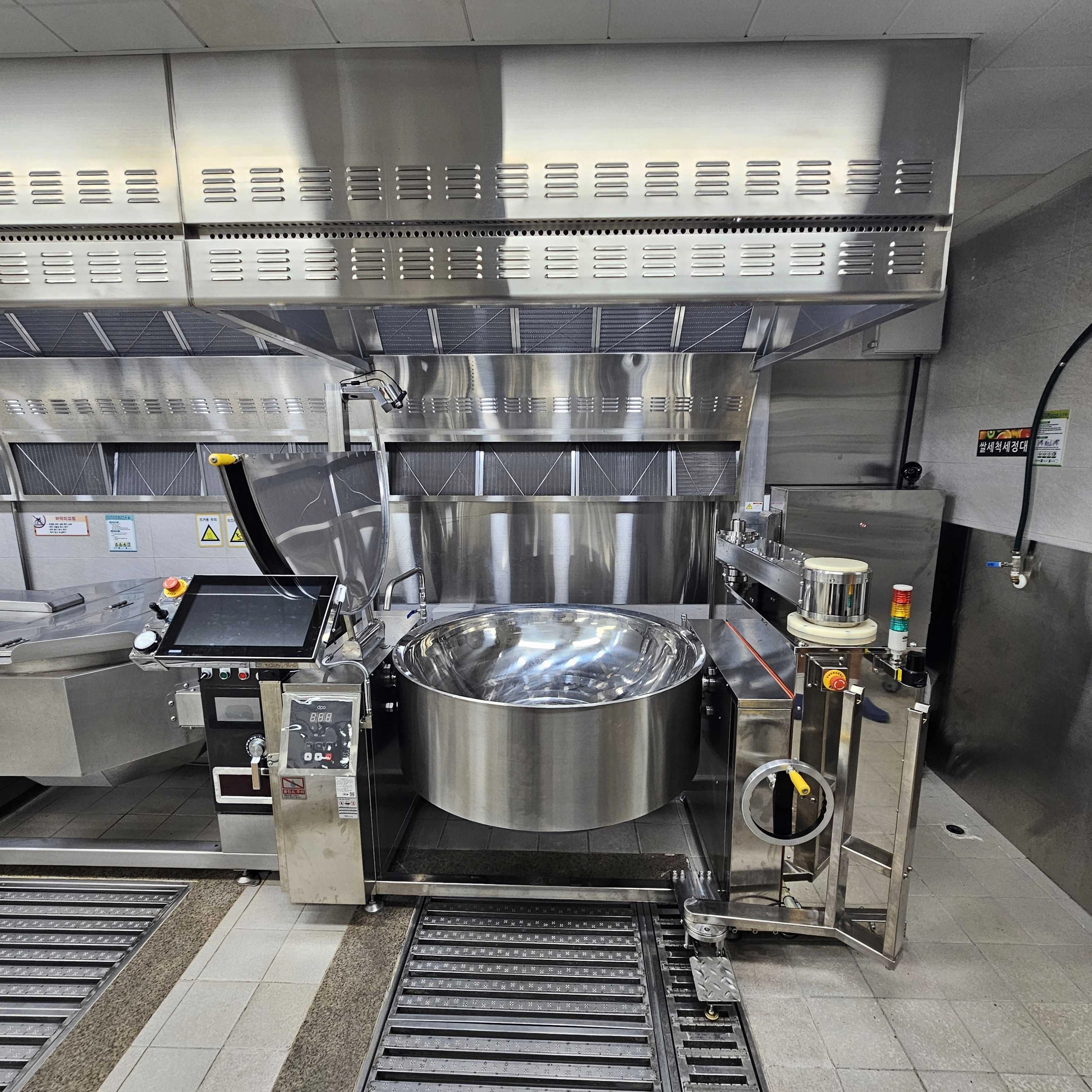 제주여상 급식실에서 설치된 조리로봇. 제주도교육청 제공