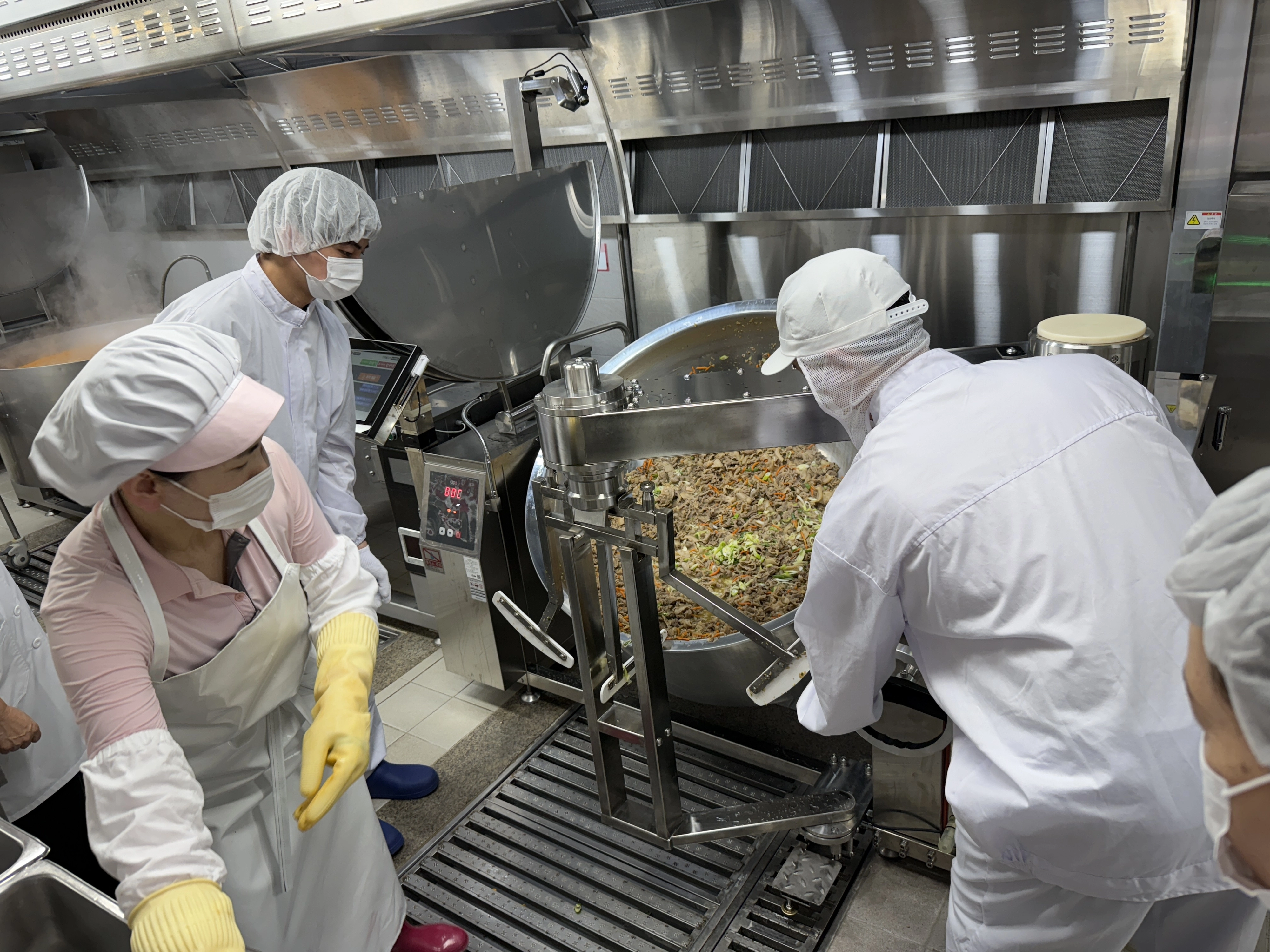 조리로봇과 협업하는 조리종사자들의 모습. 제주도교육청 제공