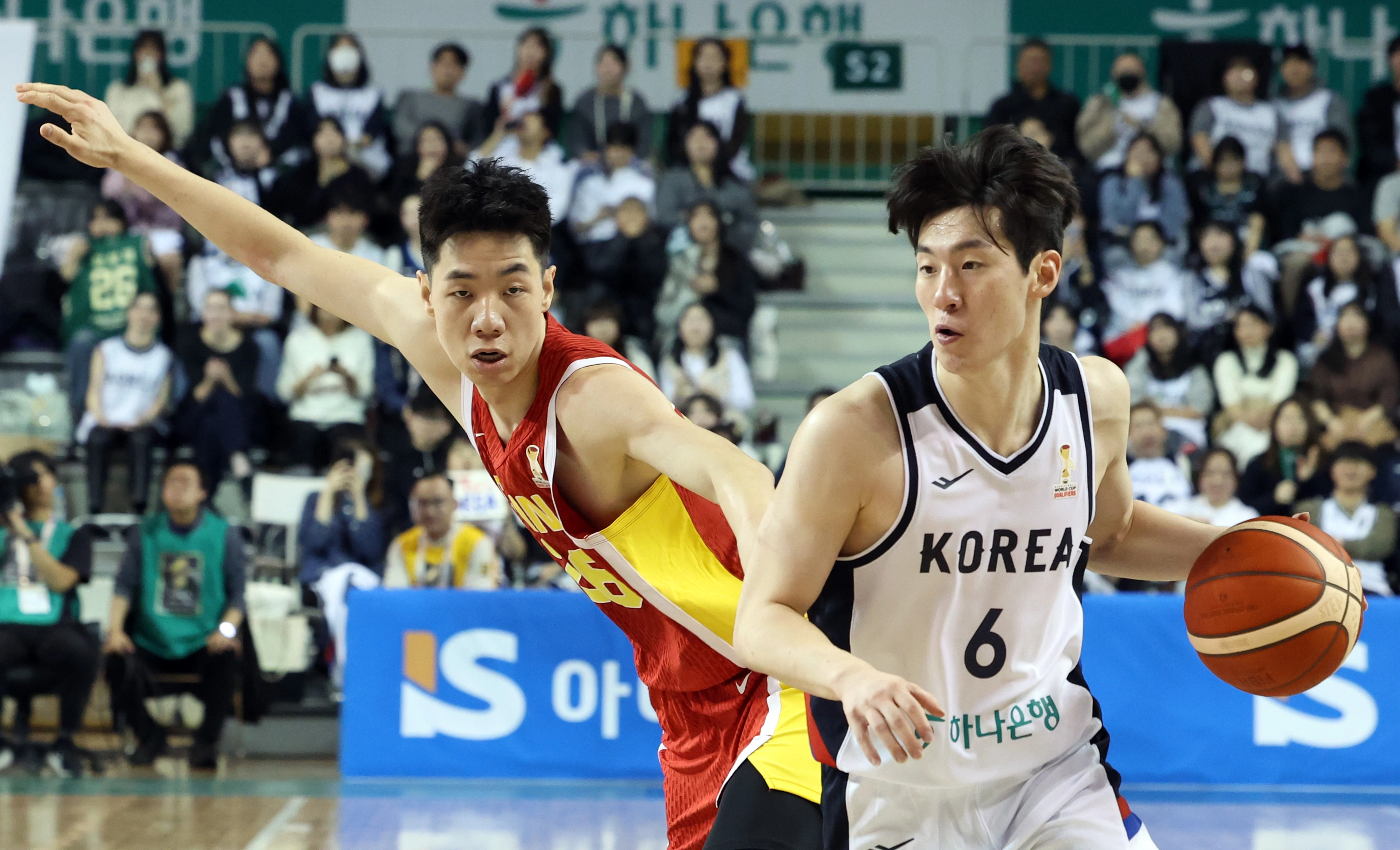 한국 농구 국가대표 이정현이 1일 원주 DB프로미아레나에서 열린 2027 국제농구연맹(FIBA) 월드컵 아시아 예선 1라운드 B조 2차전 중국과의 홈 경기에서 드리블하고 있다. 원주 뉴스1