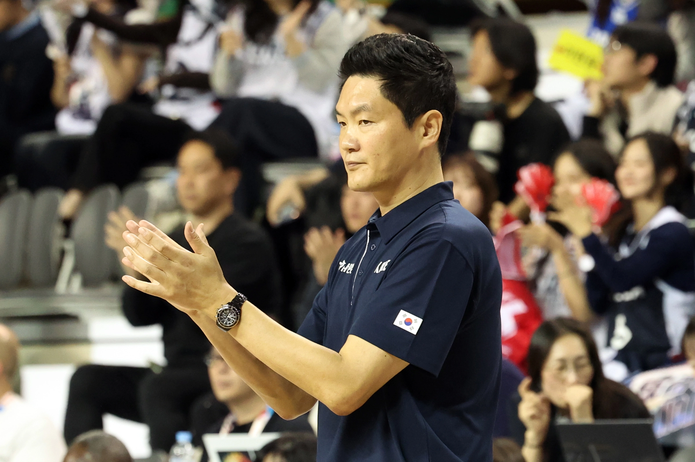 전희철 한국 농구 국가대표팀 임시 감독이 1일 원주 DB프로미아레나에서 열린 2027 국제농구연맹(FIBA) 월드컵 아시아 예선 1라운드 B조 2차전 중국과의 홈 경기에서 선수들을 독려하고 있다. 원주 뉴스1