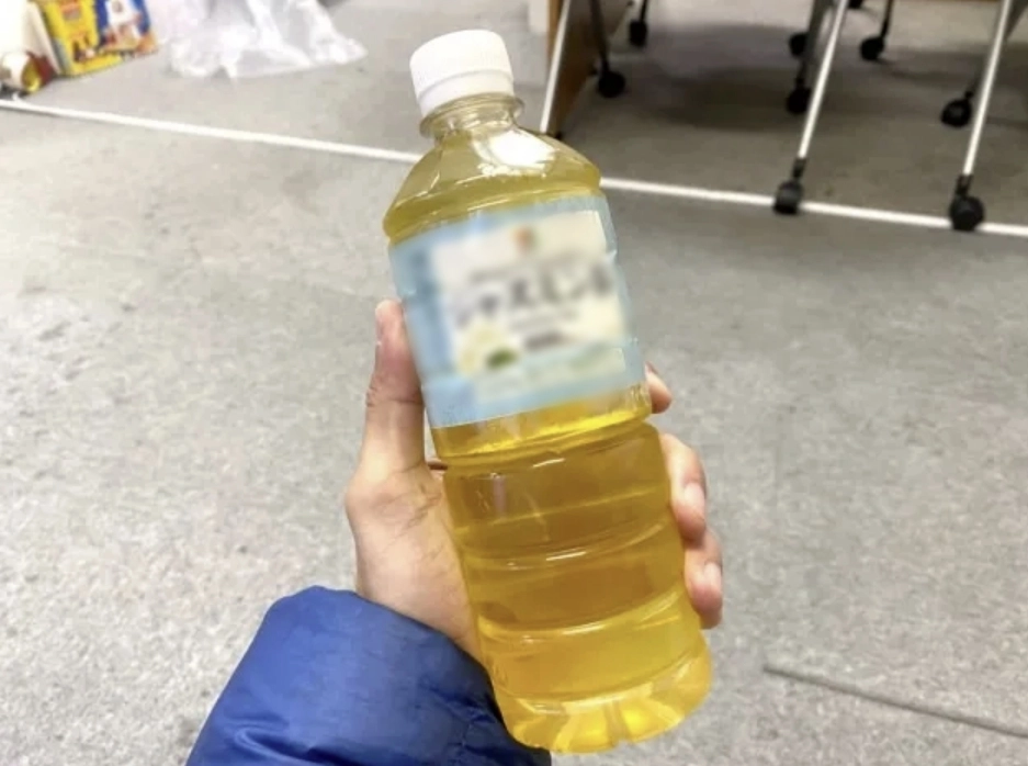 일본에서 음료병에 소변을 담아 편의점 진열대에 놓은 20대 남성이 체포됐다. 소라뉴스24 캡처