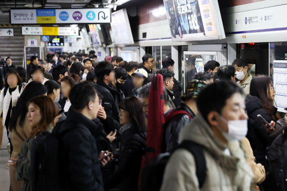 서울 지하철 1∼8호선을 운영하는 서울교통공사의 노동조합이 임금?단체협약(임단협) 협상 결렬에 따른 대응으로 ‘준법운행’에 들어간다. 준법운행이 시작된 1일 오전 중구 서울역에서 시민들이 열차를 기다리고 있다. 2025.12.1  연합뉴스