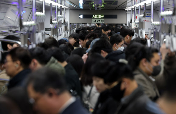 서울 지하철 1∼8호선을 운영하는 서울교통공사의 노동조합이 임금?단체협약(임단협) 협상 결렬에 따른 대응으로 ‘준법운행’에 들어간다. 준법운행이 시작된 1일 오전 한 5호선 열차에서 시민들이 서 있다. 2025.12.1  연합뉴스