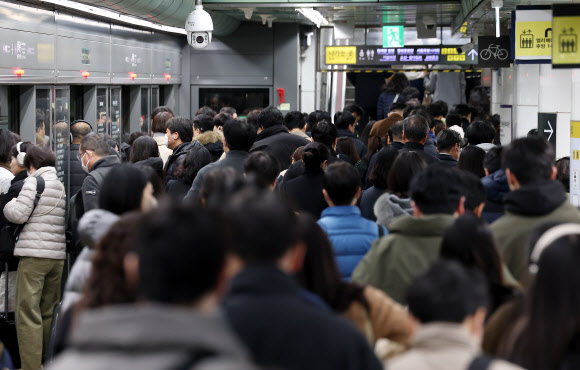 서울 지하철 1∼8호선을 운영하는 서울교통공사의 노동조합이 임금?단체협약(임단협) 협상 결렬에 따른 대응으로 ‘준법운행’에 들어간다. 준법운행이 시작된 1일 오전 종로구 광화문역에서 시민들이 이동하고 있다. 2025.12.1  연합뉴스