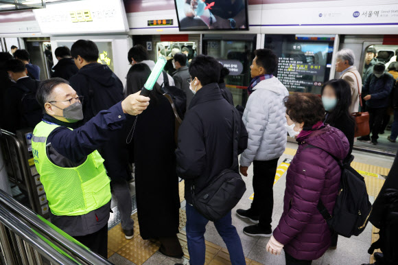 서울 지하철 1∼8호선을 운영하는 서울교통공사의 노동조합이 임금?단체협약(임단협) 협상 결렬에 따른 대응으로 ‘준법운행’에 들어간다. 준법운행이 시작된 1일 오전 중구 서울역에서 시민들이 이동하고 있다. 2025.12.1  연합뉴스