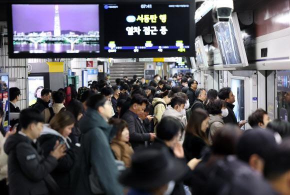 서울 지하철 1∼8호선을 운영하는 서울교통공사의 노동조합이 임금?단체협약(임단협) 협상 결렬에 따른 대응으로 ‘준법운행’에 들어간다. 준법운행이 시작된 1일 오전 중구 서울역에서 시민들이 열차를 기다리고 있다. 2025.12.1  연합뉴스