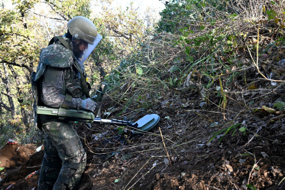 국방부는 10월 15일부터 지난달 28일까지 40여일 동안 중부전선 비무장지대(DMZ) 내 백마고지에서 6·25전쟁 전사자 유해발굴 작업을 실시해 25구의 유해와 1962점의 유품을 수습했다고 1일 밝혔다. 사진은 폭발물 지뢰탐지 하는 모습. 2025.12.1  국방부 제공