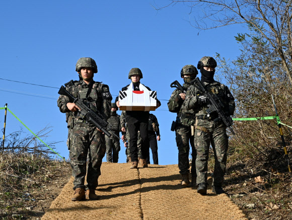 국방부는 10월 15일부터 지난달 28일까지 40여일 동안 중부전선 비무장지대(DMZ) 내 백마고지에서 6·25전쟁 전사자 유해발굴 작업을 실시해 25구의 유해와 1962점의 유품을 수습했다고 1일 밝혔다. 사진은 유해를 봉송하는 모습. 2025.12.1  국방부 제공