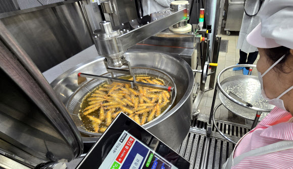 1일 오후 제주여자상업고등학교 조리실에서 전국 최초로 도입한 AI 기반 조리로봇을 이용한 새우튀김 과정을 시연하고 있다. 2025.12.1  연합뉴스