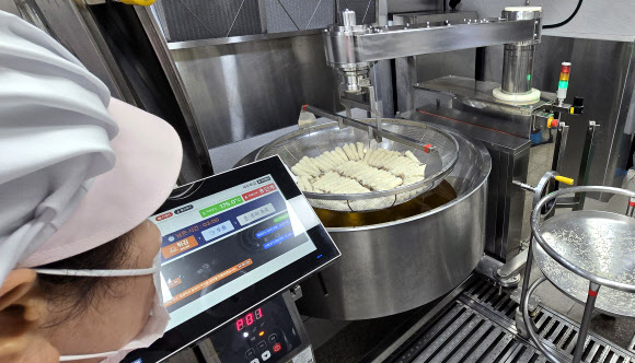 1일 오후 제주여자상업고등학교 조리실에서 전국 최초로 도입한 AI 기반 조리로봇을 이용한 새우튀김 과정을 시연하고 있다. 2025.12.1  연합뉴스